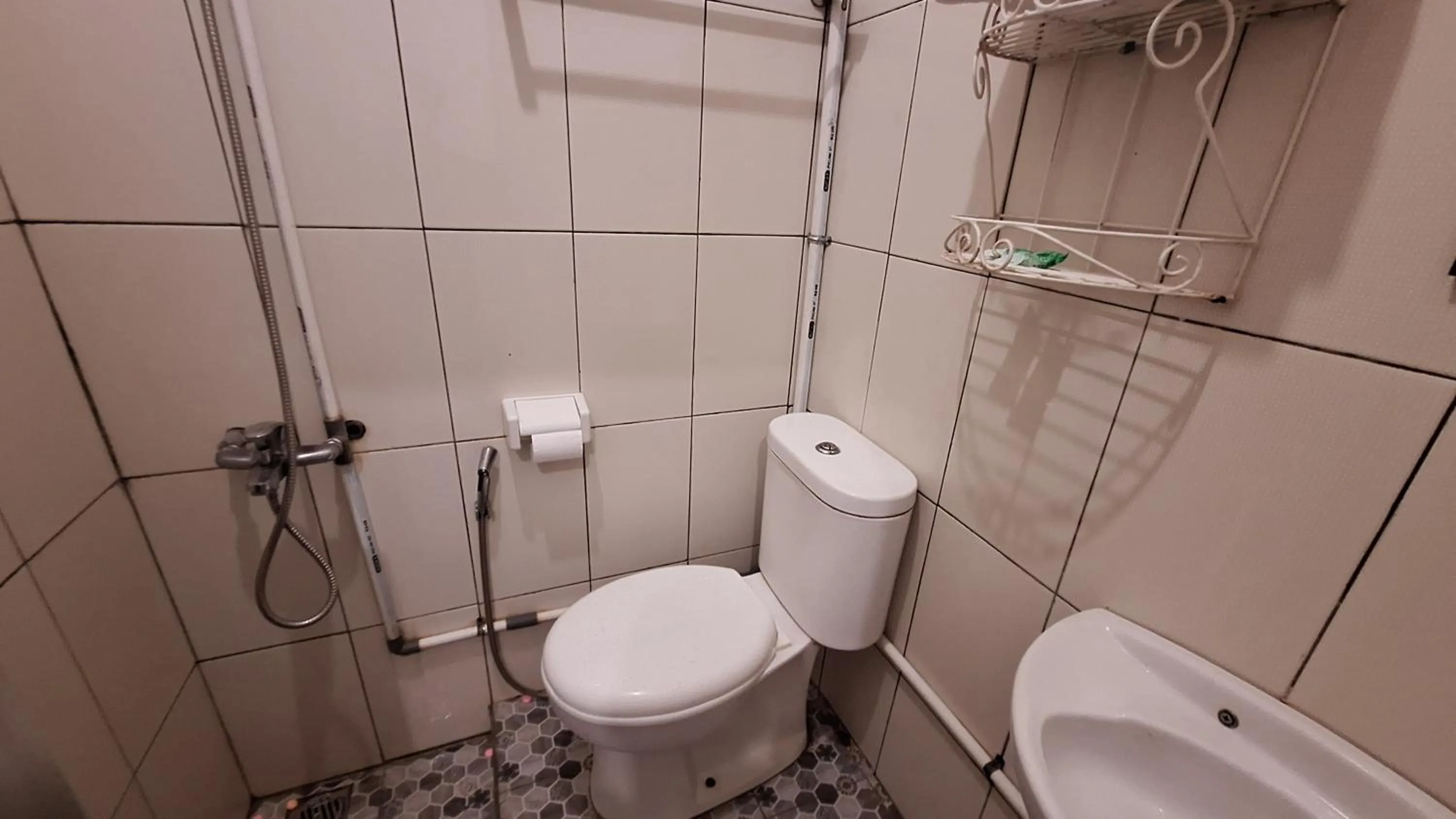 Shower in RedDoorz Syariah At Endrayanti Inn RSUD Yogyakarta