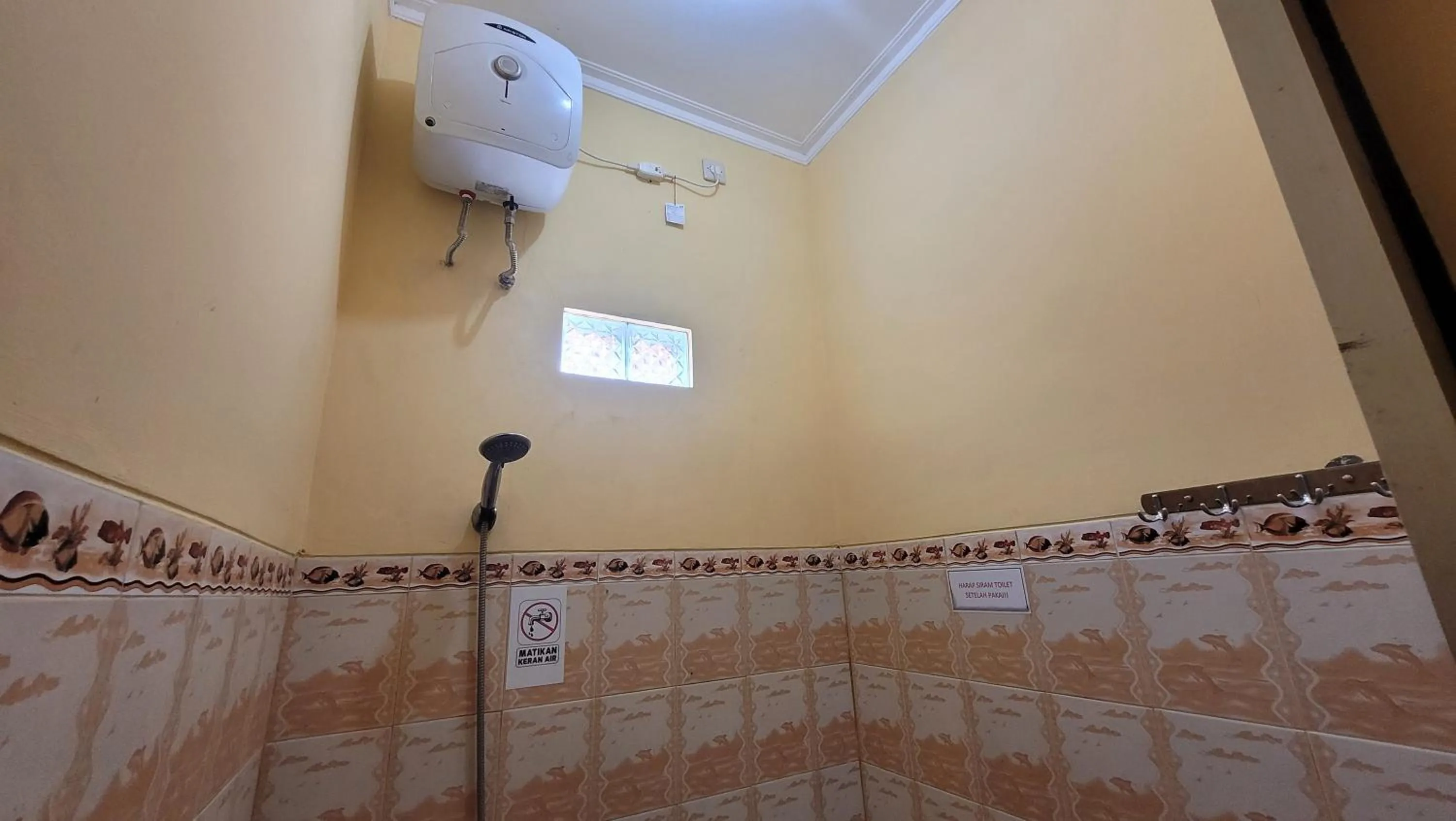 Shower in RedDoorz Syariah At Endrayanti Inn RSUD Yogyakarta