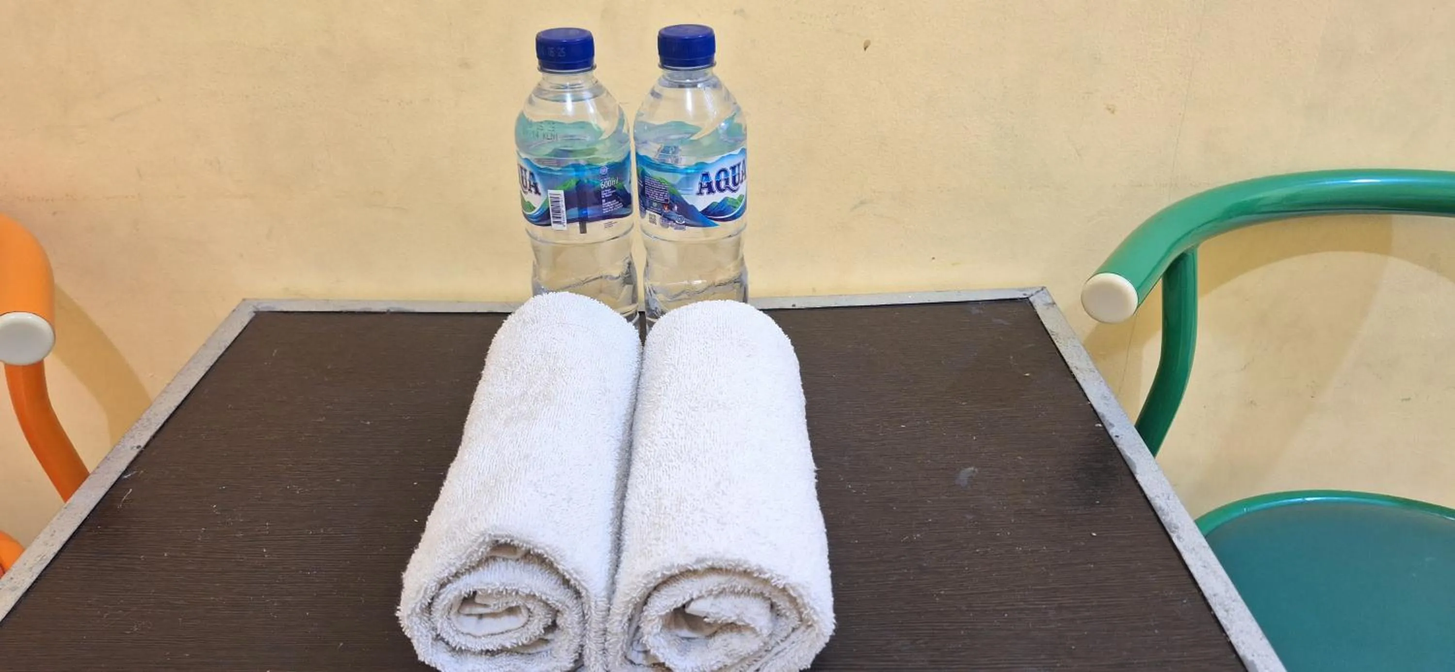 towels in RedDoorz Syariah At Endrayanti Inn RSUD Yogyakarta