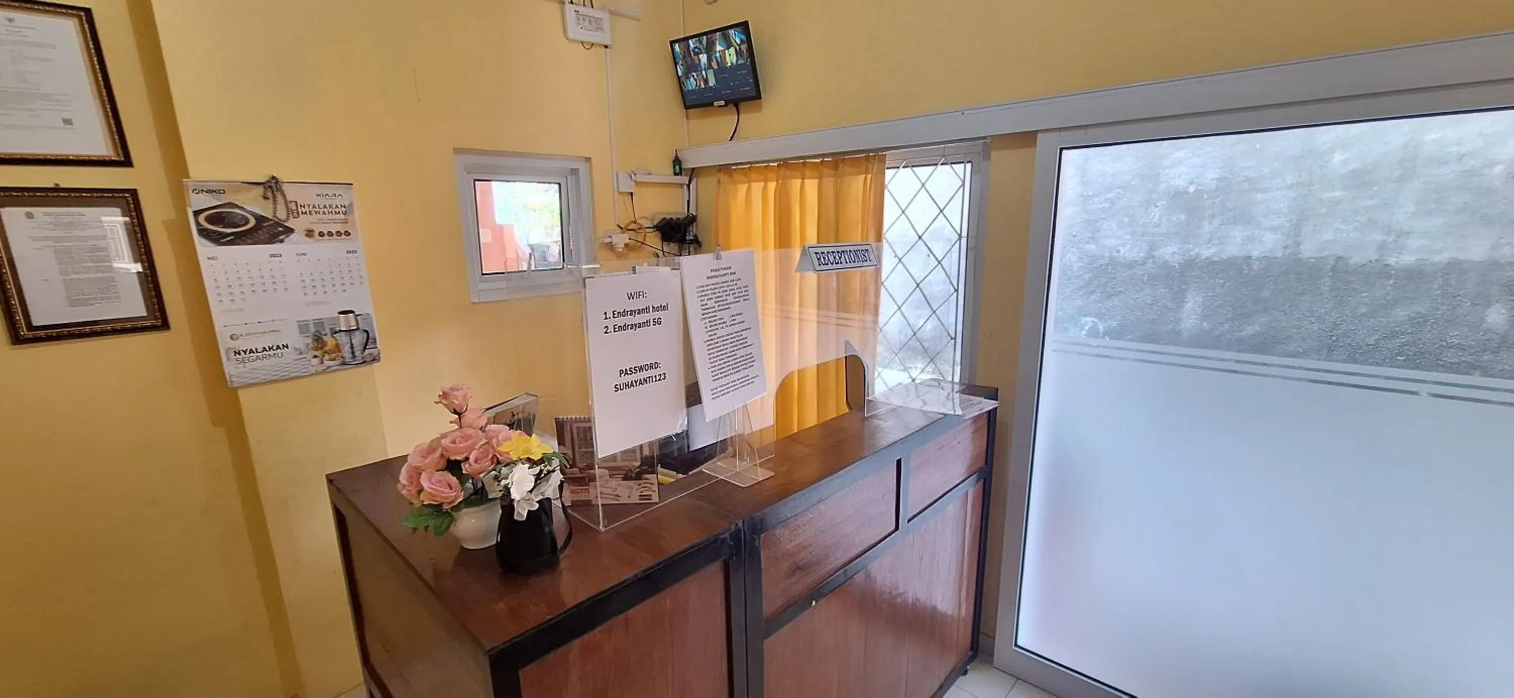 Lobby or reception in RedDoorz Syariah At Endrayanti Inn RSUD Yogyakarta