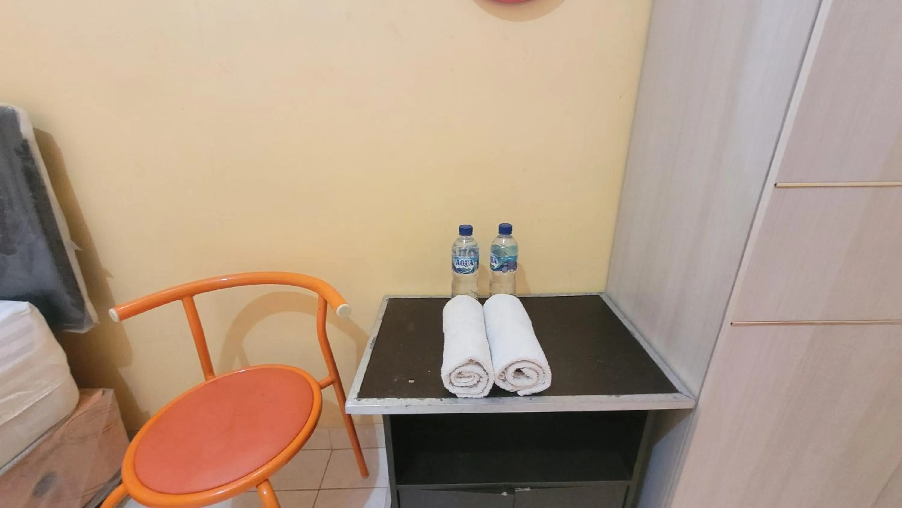 towels in RedDoorz Syariah At Endrayanti Inn RSUD Yogyakarta