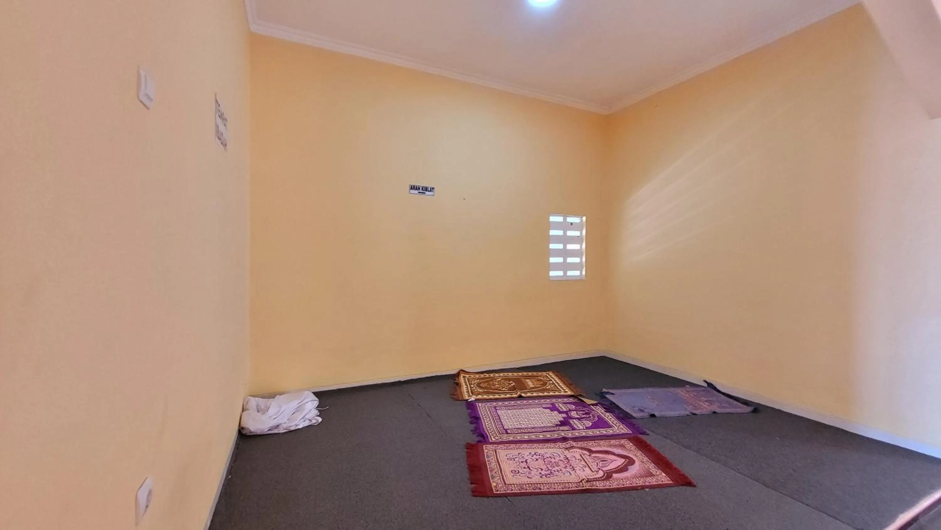 Property building in RedDoorz Syariah At Endrayanti Inn RSUD Yogyakarta