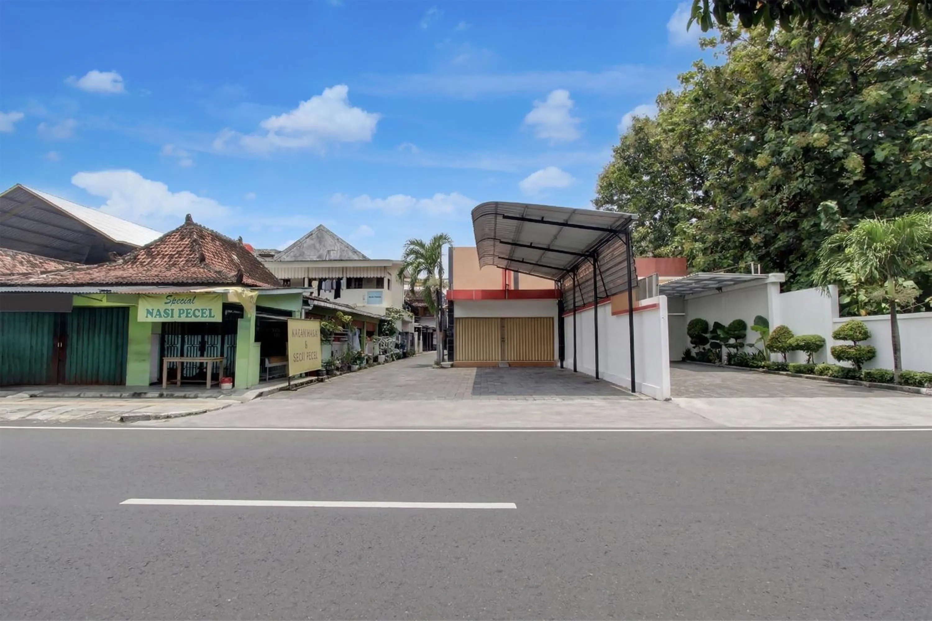 Facade/entrance in RedDoorz Syariah At Endrayanti Inn RSUD Yogyakarta
