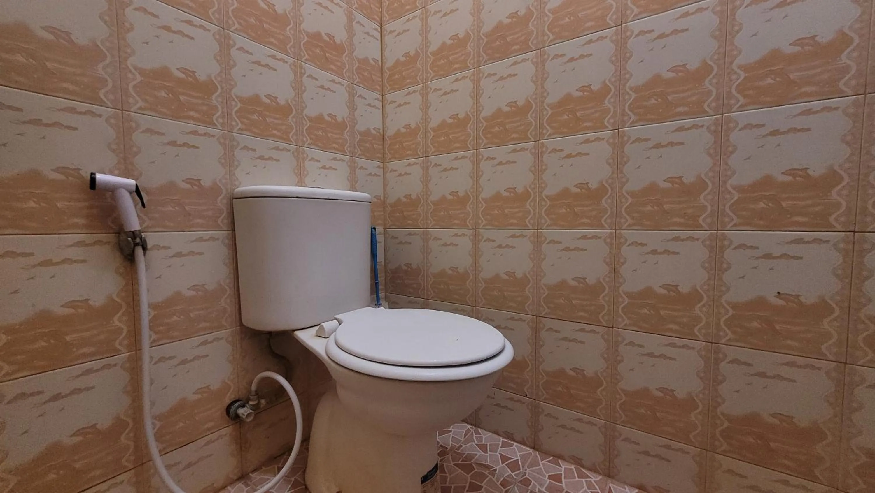 Toilet in RedDoorz Syariah At Endrayanti Inn RSUD Yogyakarta