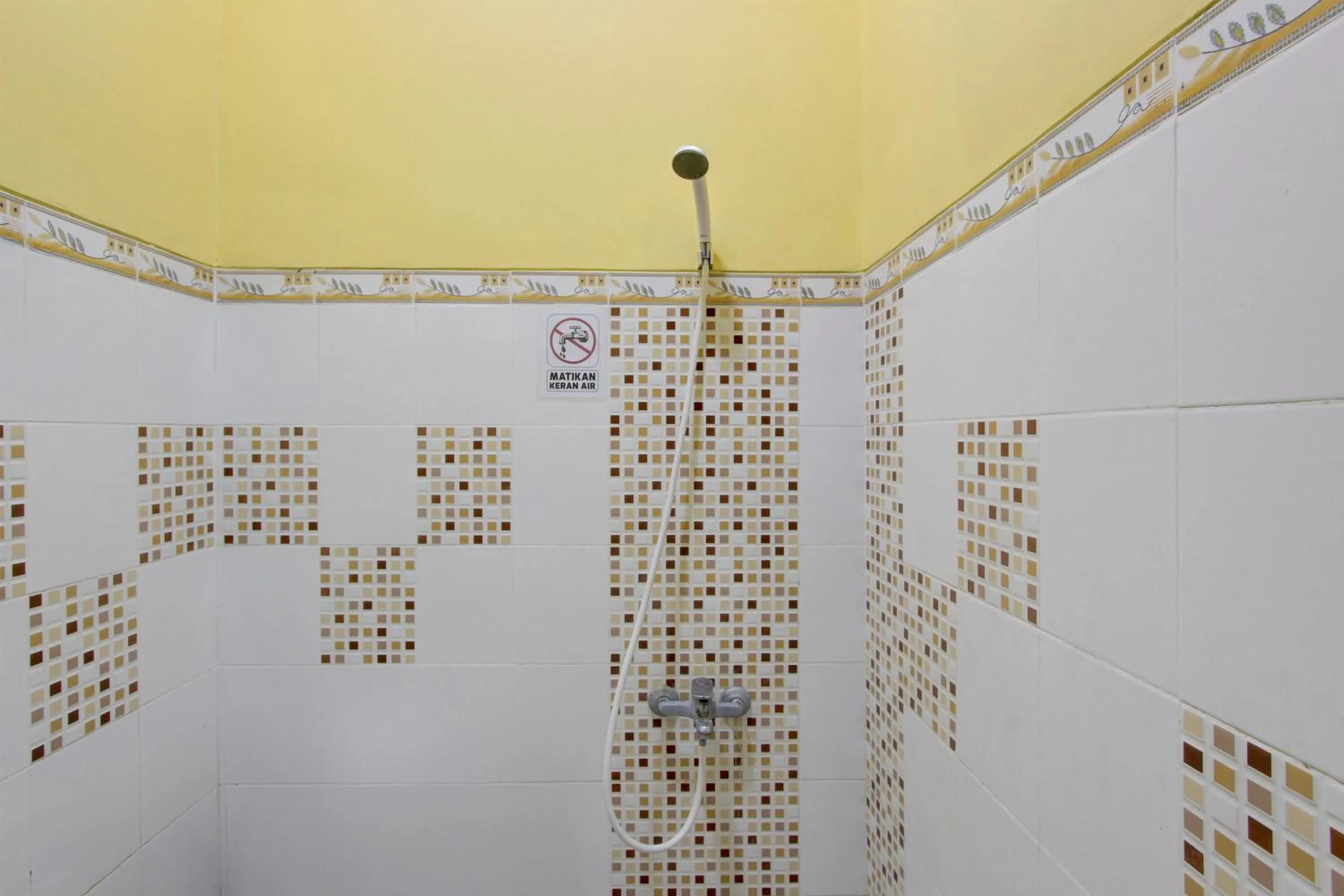 Bathroom in RedDoorz Syariah At Endrayanti Inn RSUD Yogyakarta