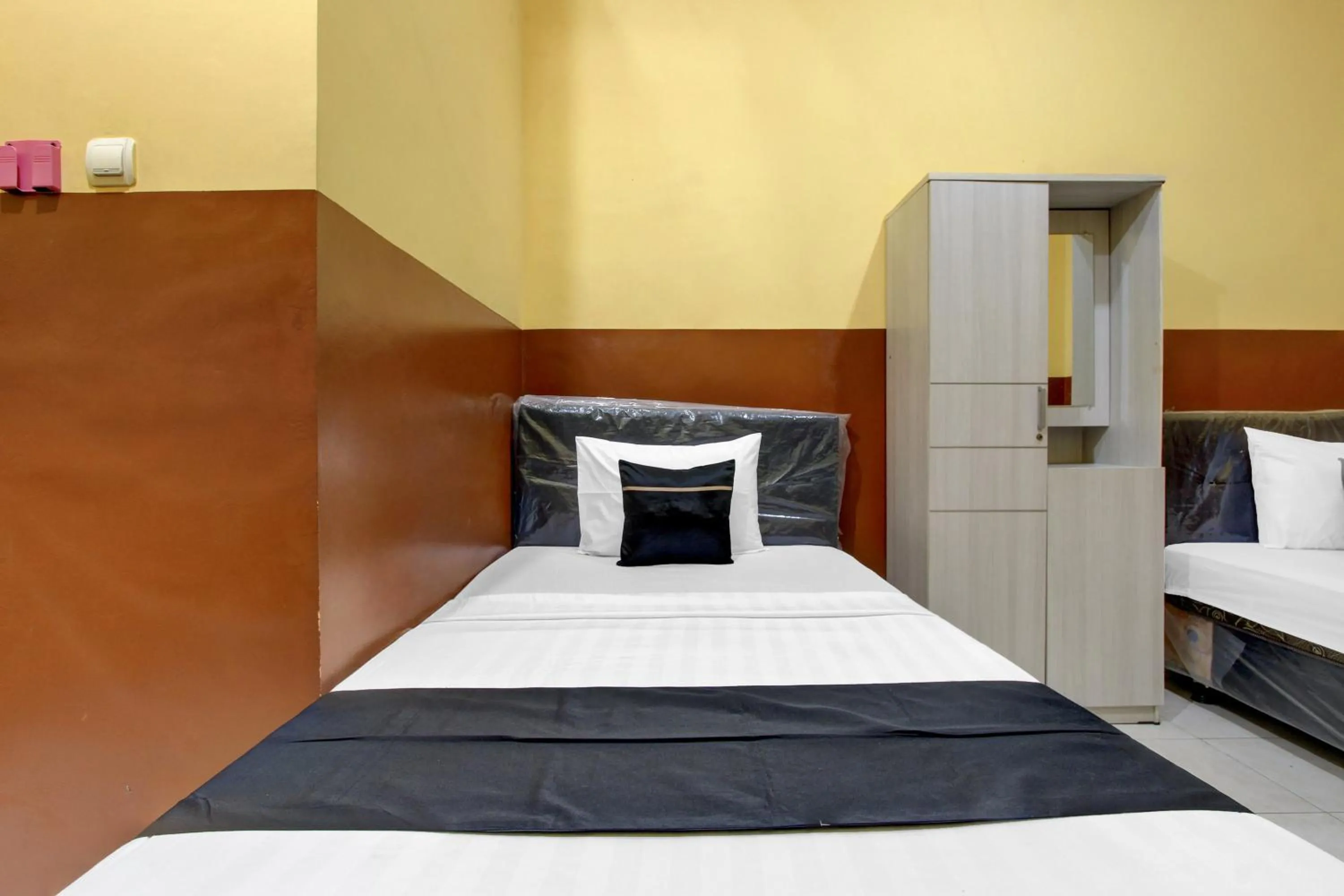 Bedroom, Bed in RedDoorz Syariah At Endrayanti Inn RSUD Yogyakarta