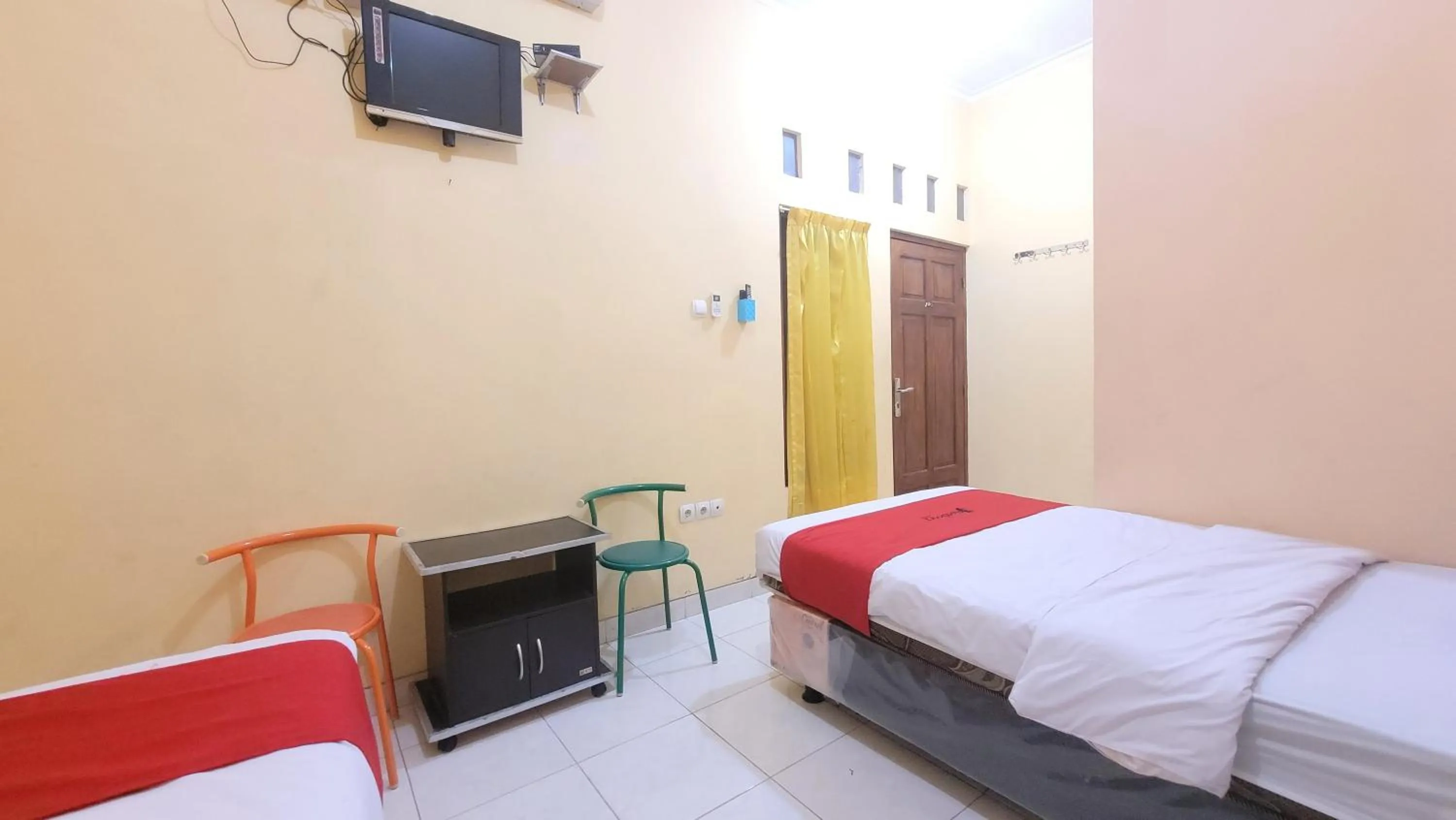 Bed in RedDoorz Syariah At Endrayanti Inn RSUD Yogyakarta