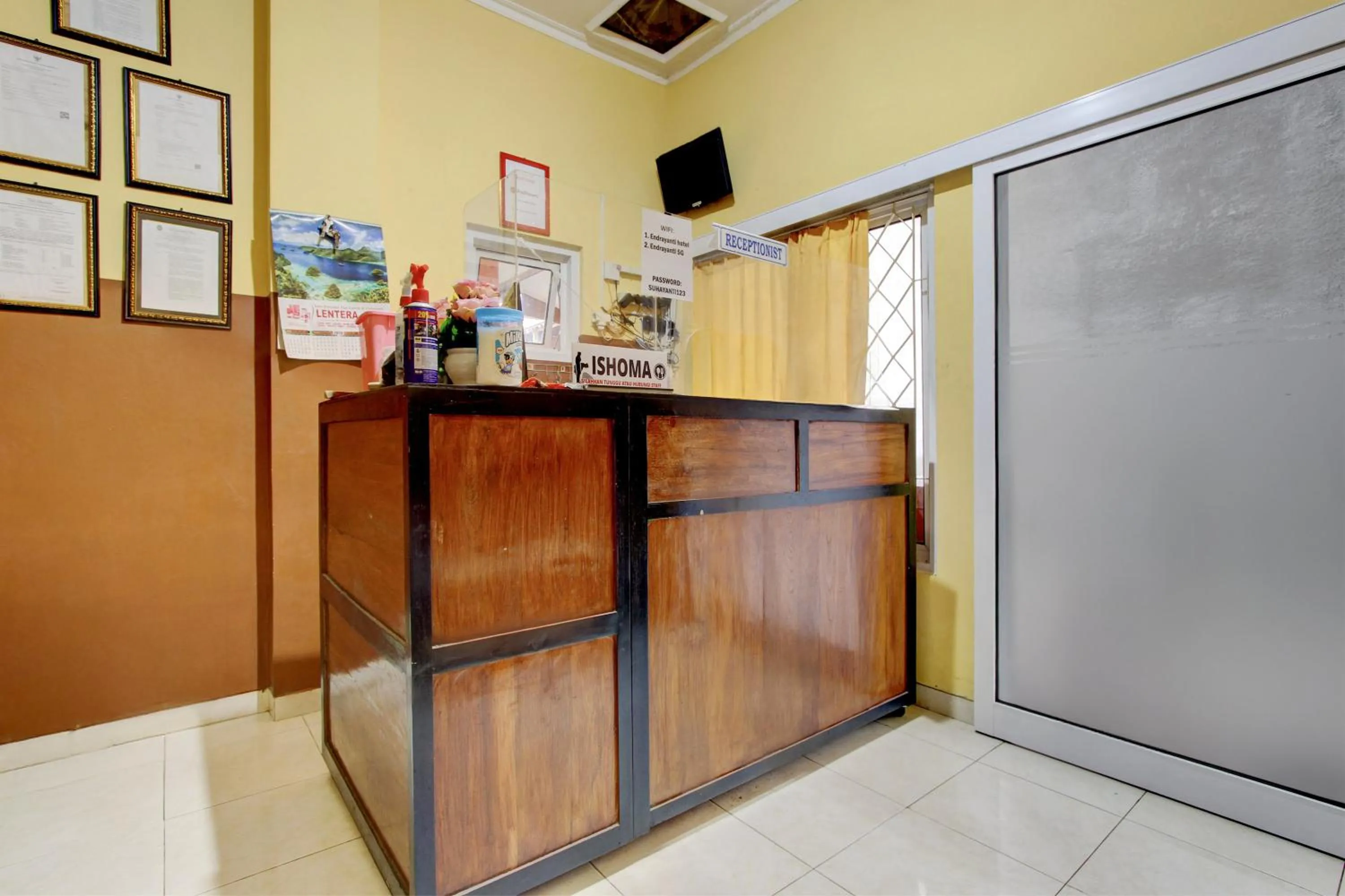 Lobby or reception in RedDoorz Syariah At Endrayanti Inn RSUD Yogyakarta