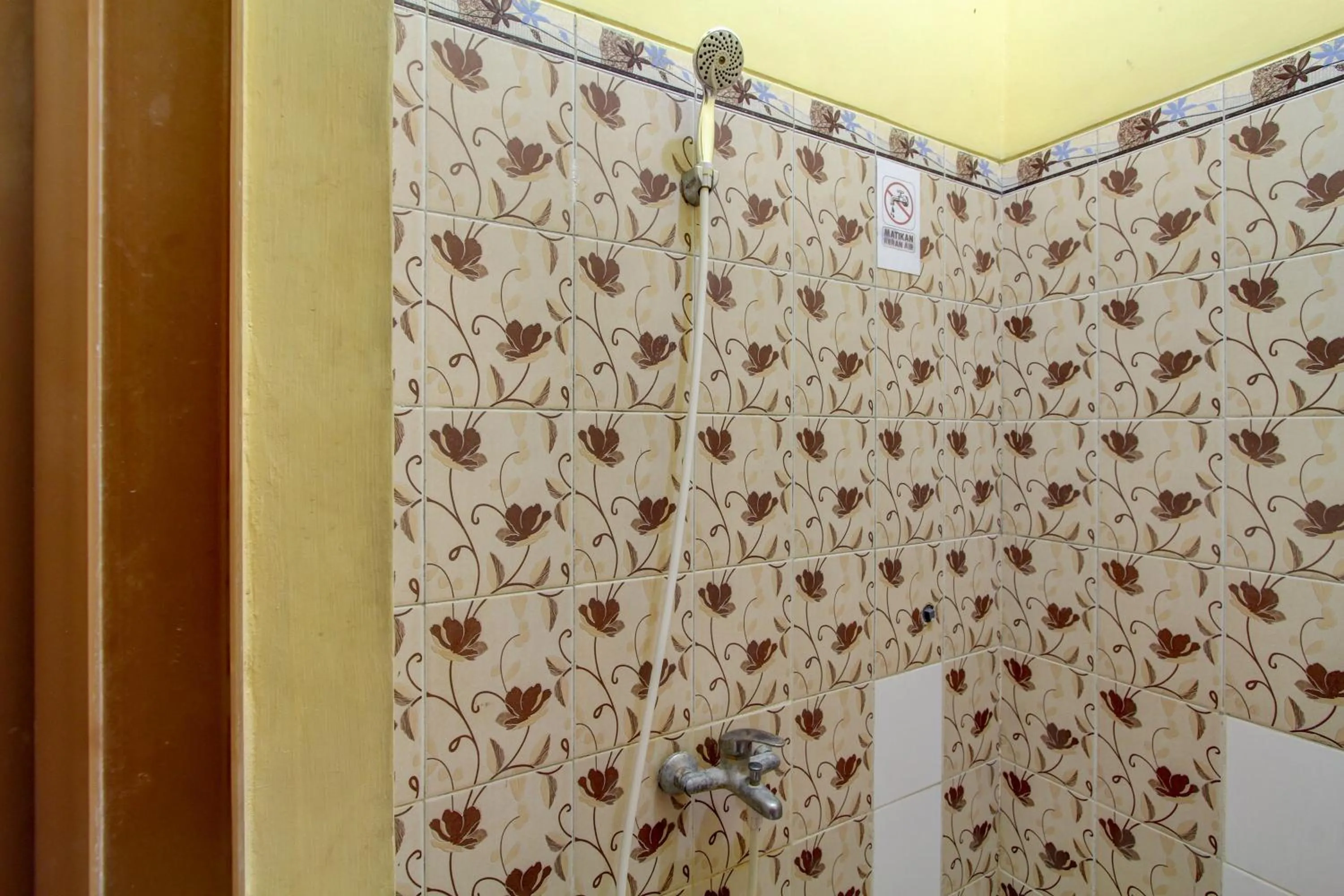 Bathroom in RedDoorz Syariah At Endrayanti Inn RSUD Yogyakarta