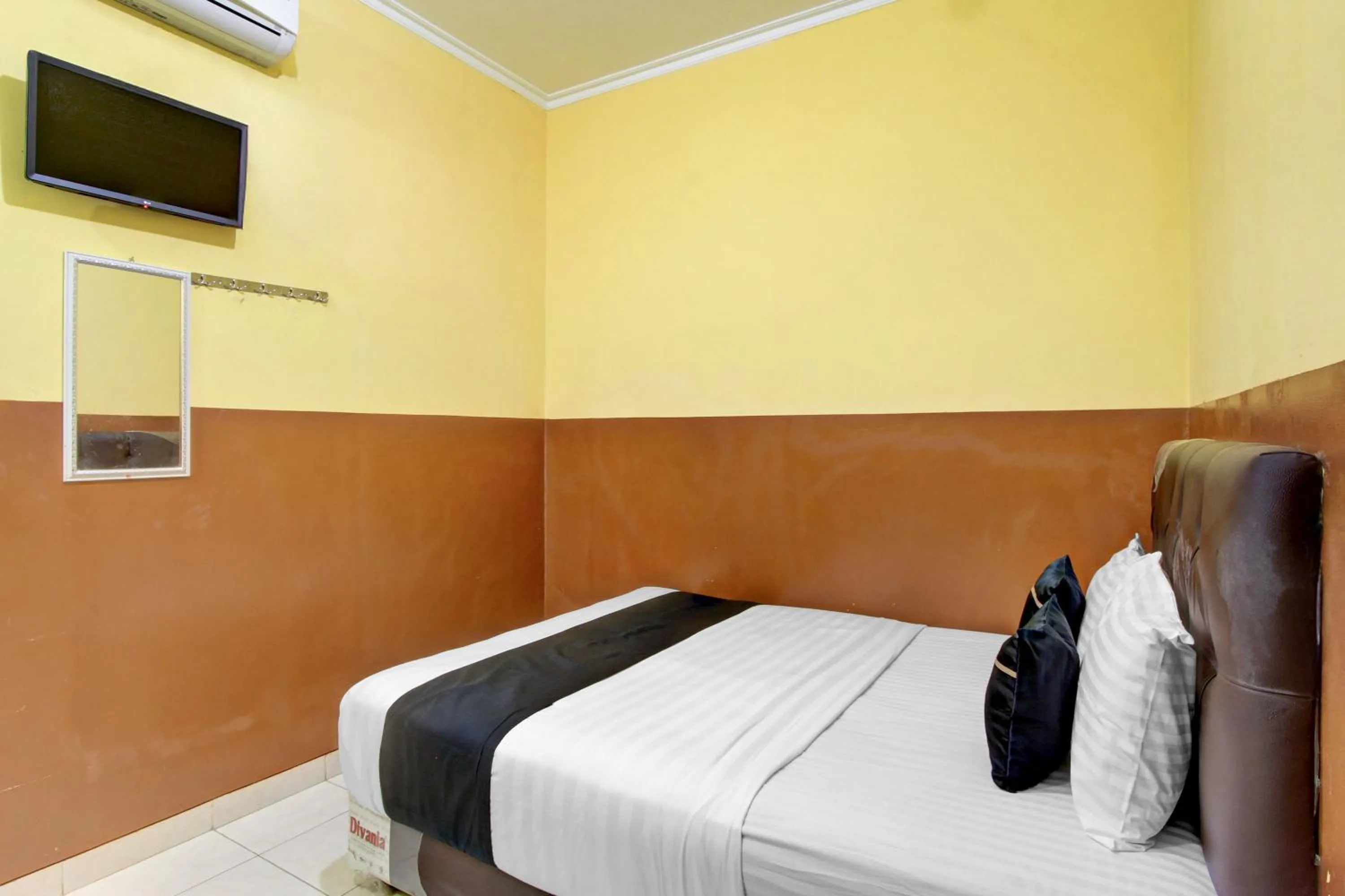 Bedroom, Bed in RedDoorz Syariah At Endrayanti Inn RSUD Yogyakarta
