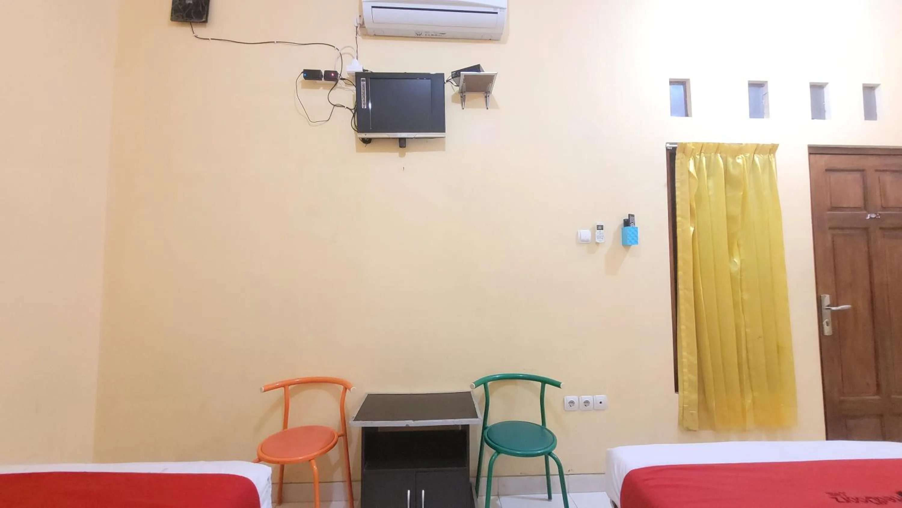 Bed in RedDoorz Syariah At Endrayanti Inn RSUD Yogyakarta