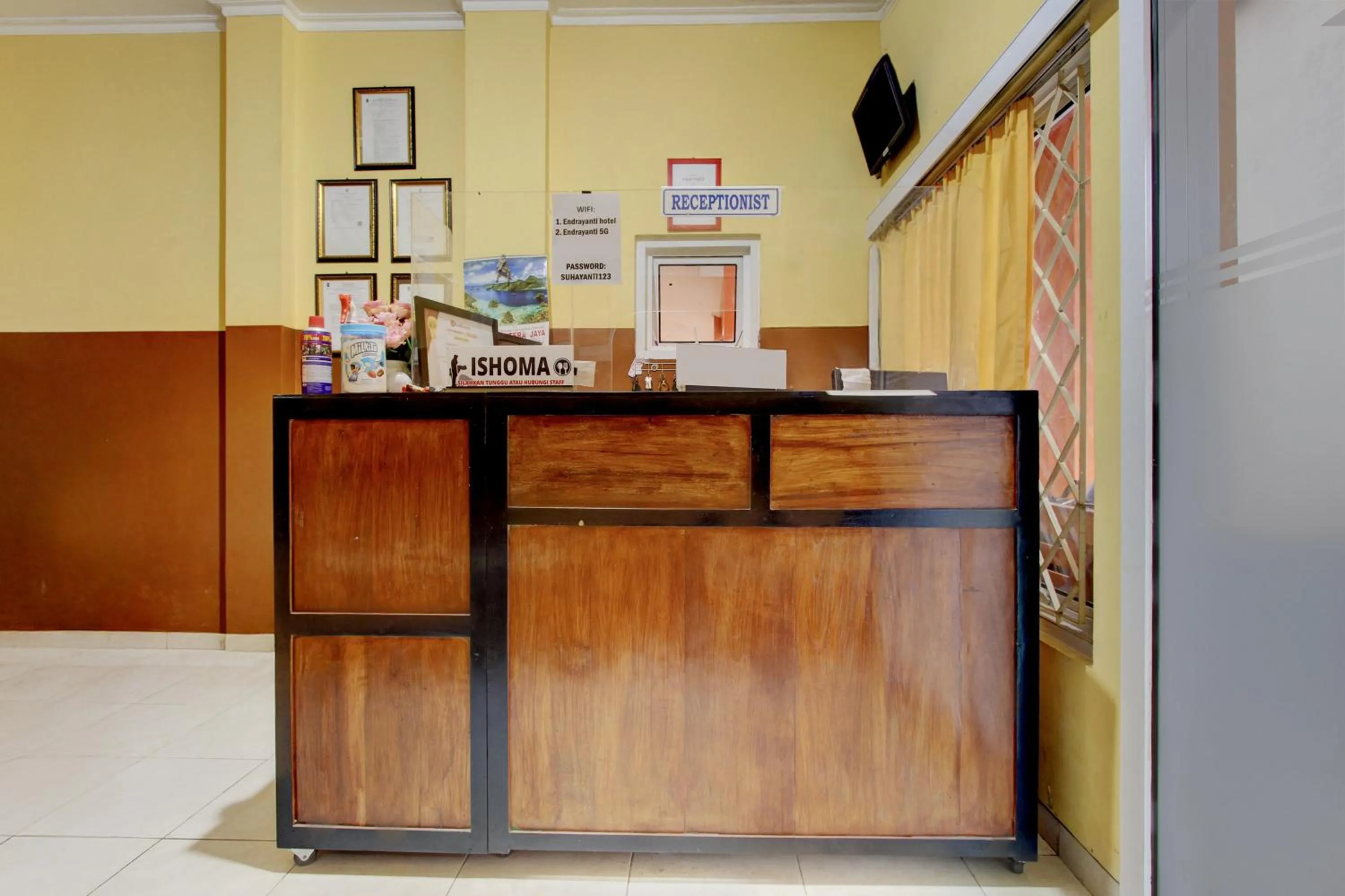 Lobby or reception in RedDoorz Syariah At Endrayanti Inn RSUD Yogyakarta