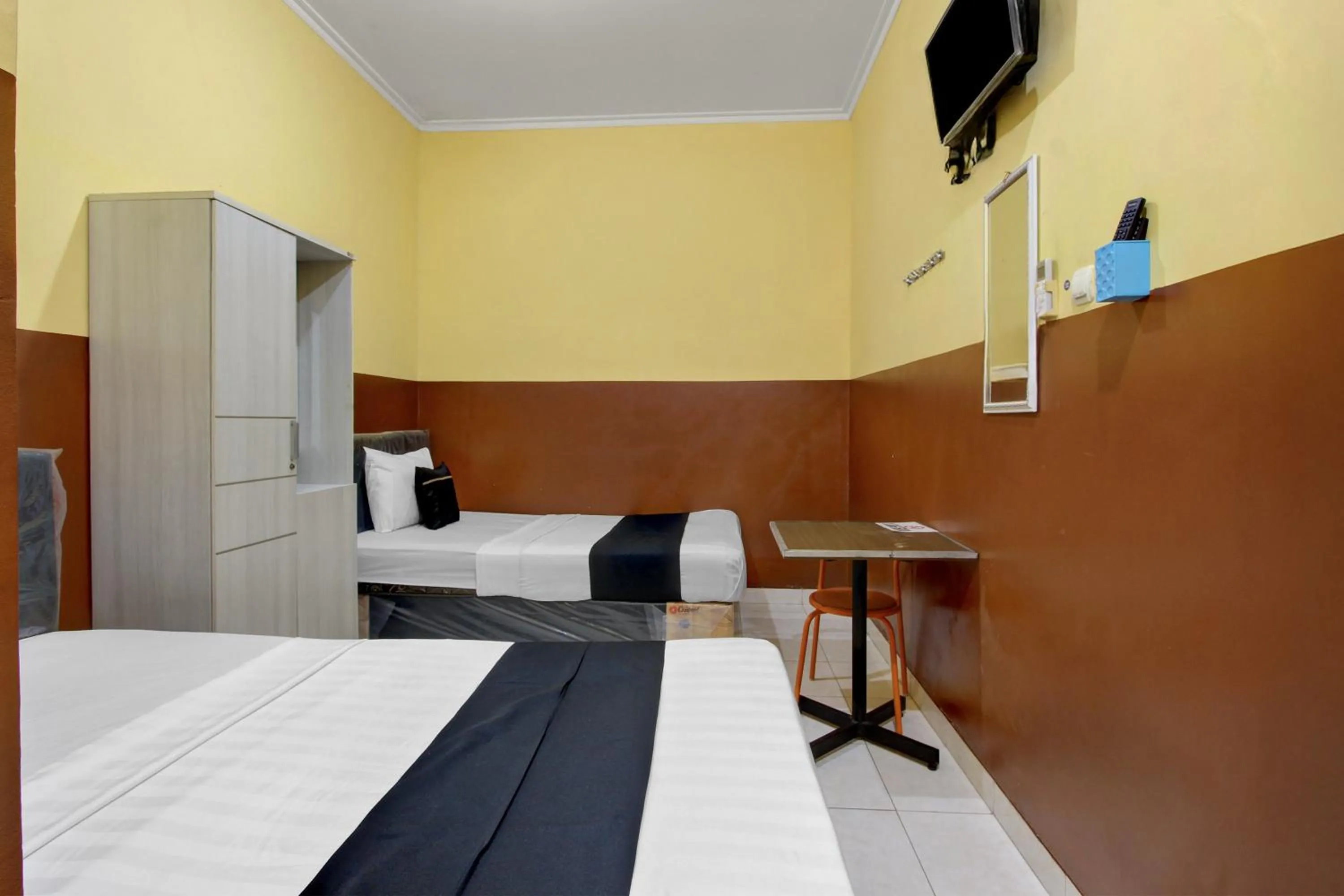 Bedroom, Bed in RedDoorz Syariah At Endrayanti Inn RSUD Yogyakarta