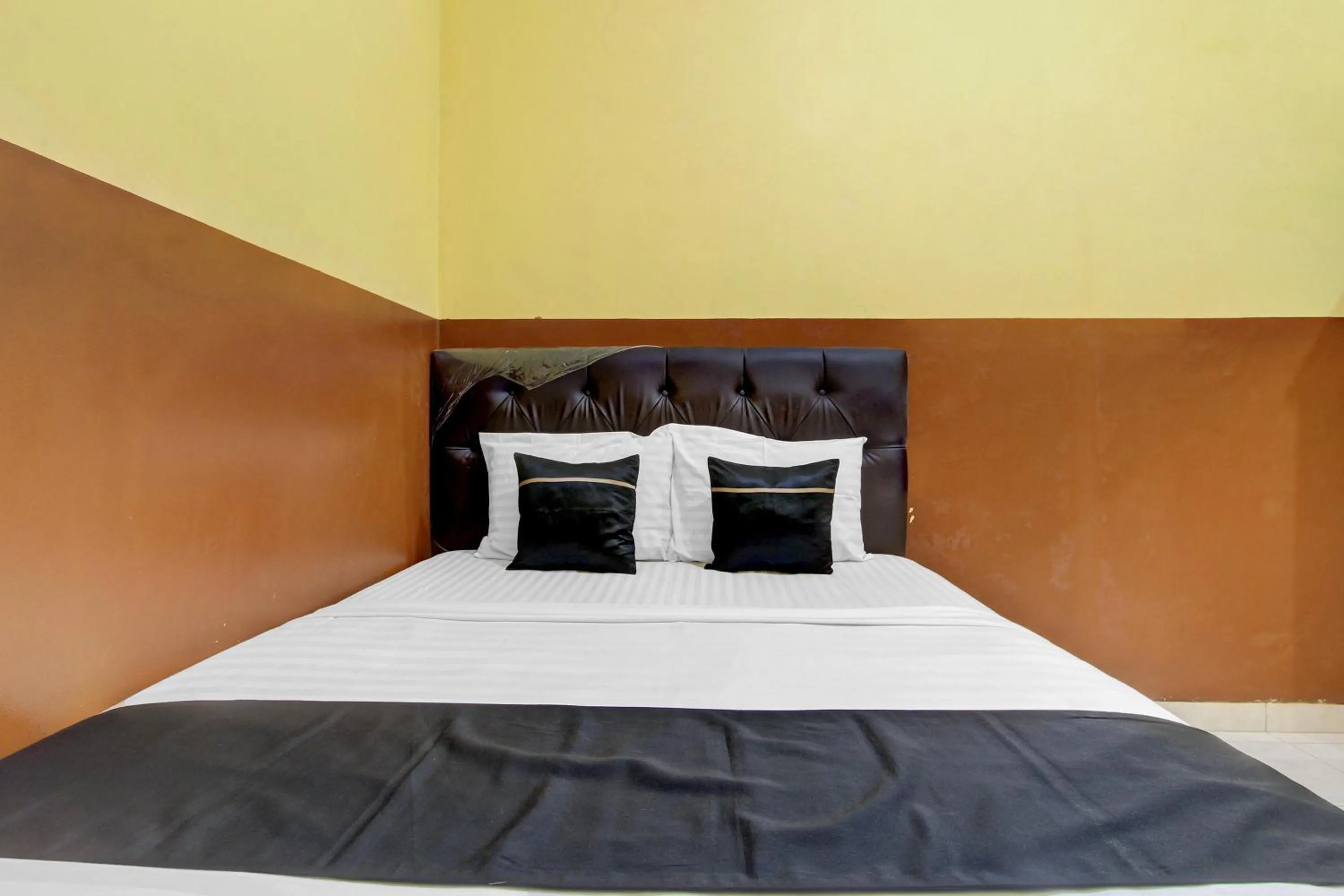Bedroom, Bed in RedDoorz Syariah At Endrayanti Inn RSUD Yogyakarta