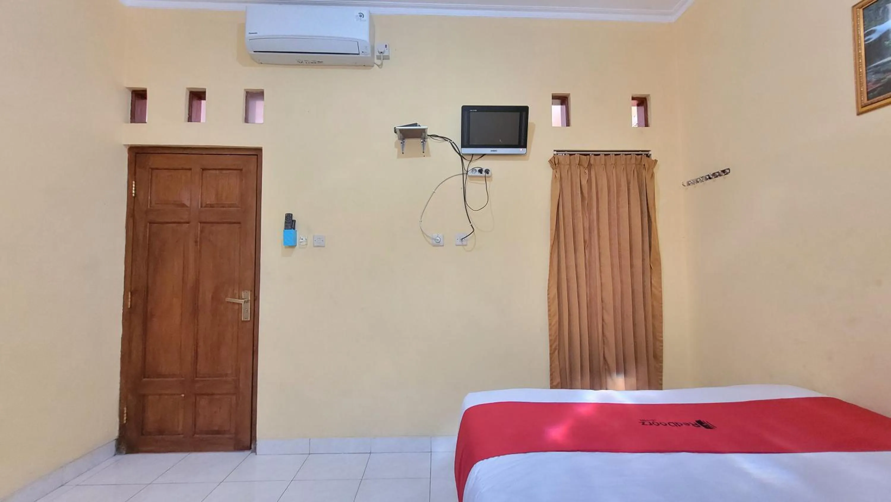 Bed in RedDoorz Syariah At Endrayanti Inn RSUD Yogyakarta