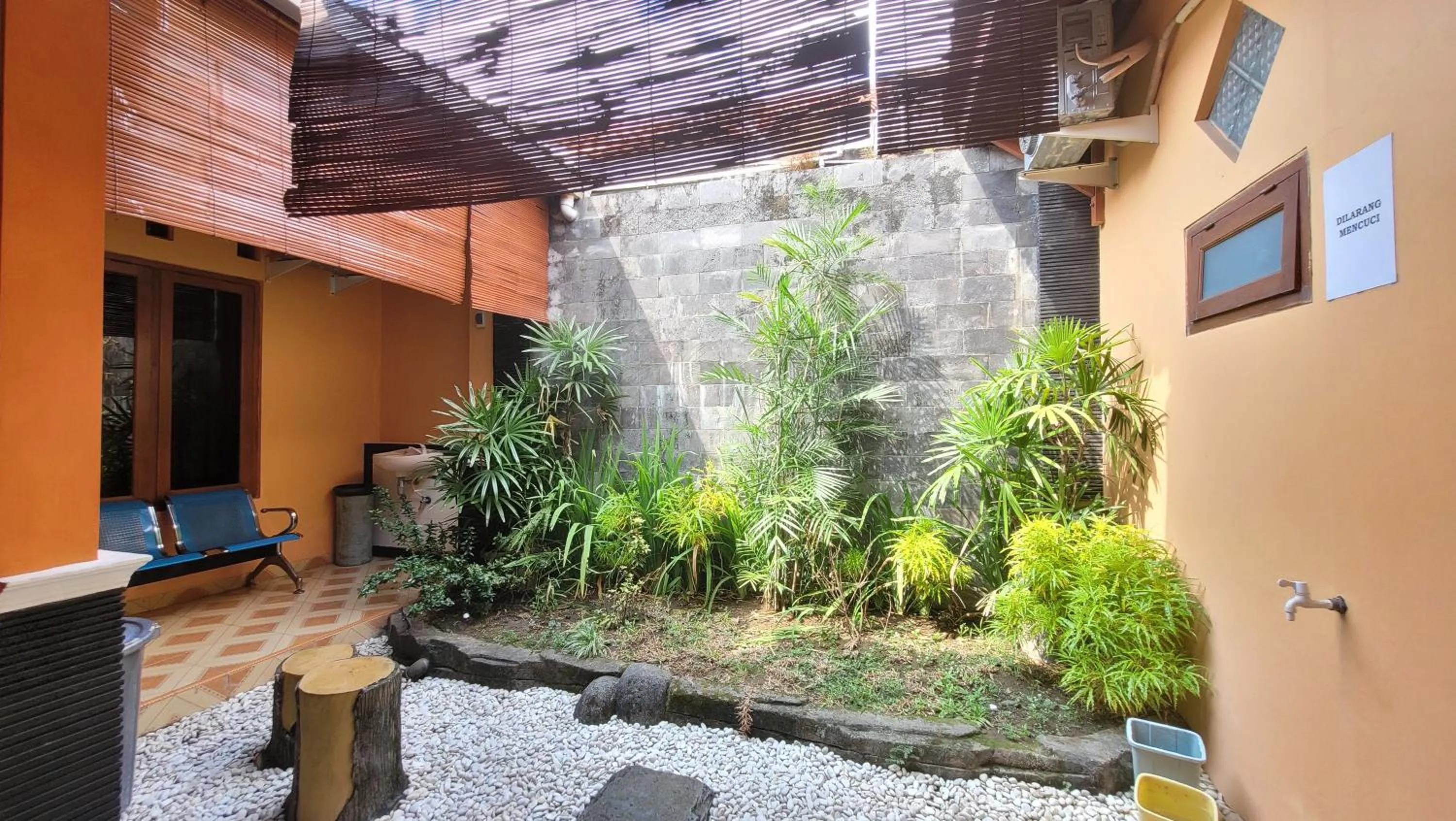 Garden in RedDoorz Syariah At Endrayanti Inn RSUD Yogyakarta