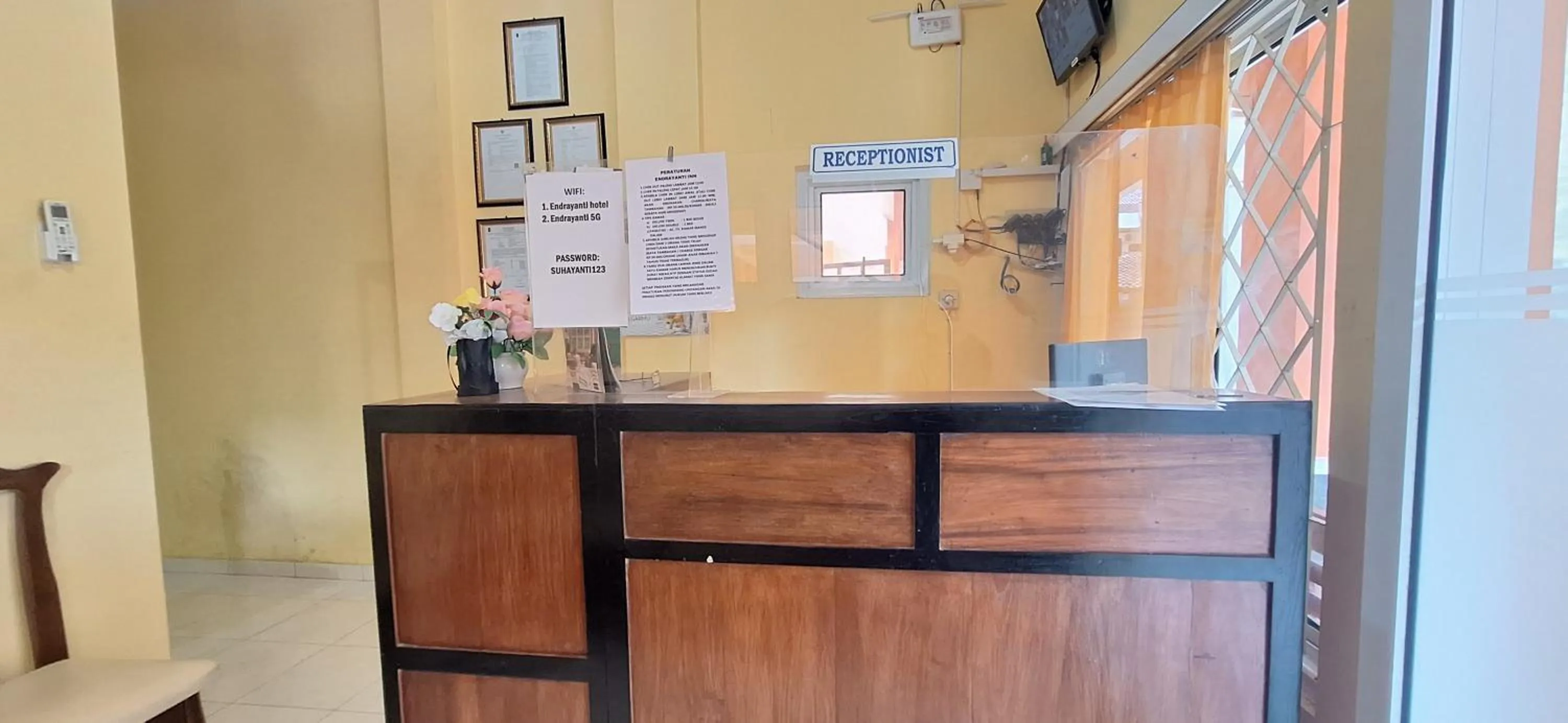 Lobby or reception in RedDoorz Syariah At Endrayanti Inn RSUD Yogyakarta