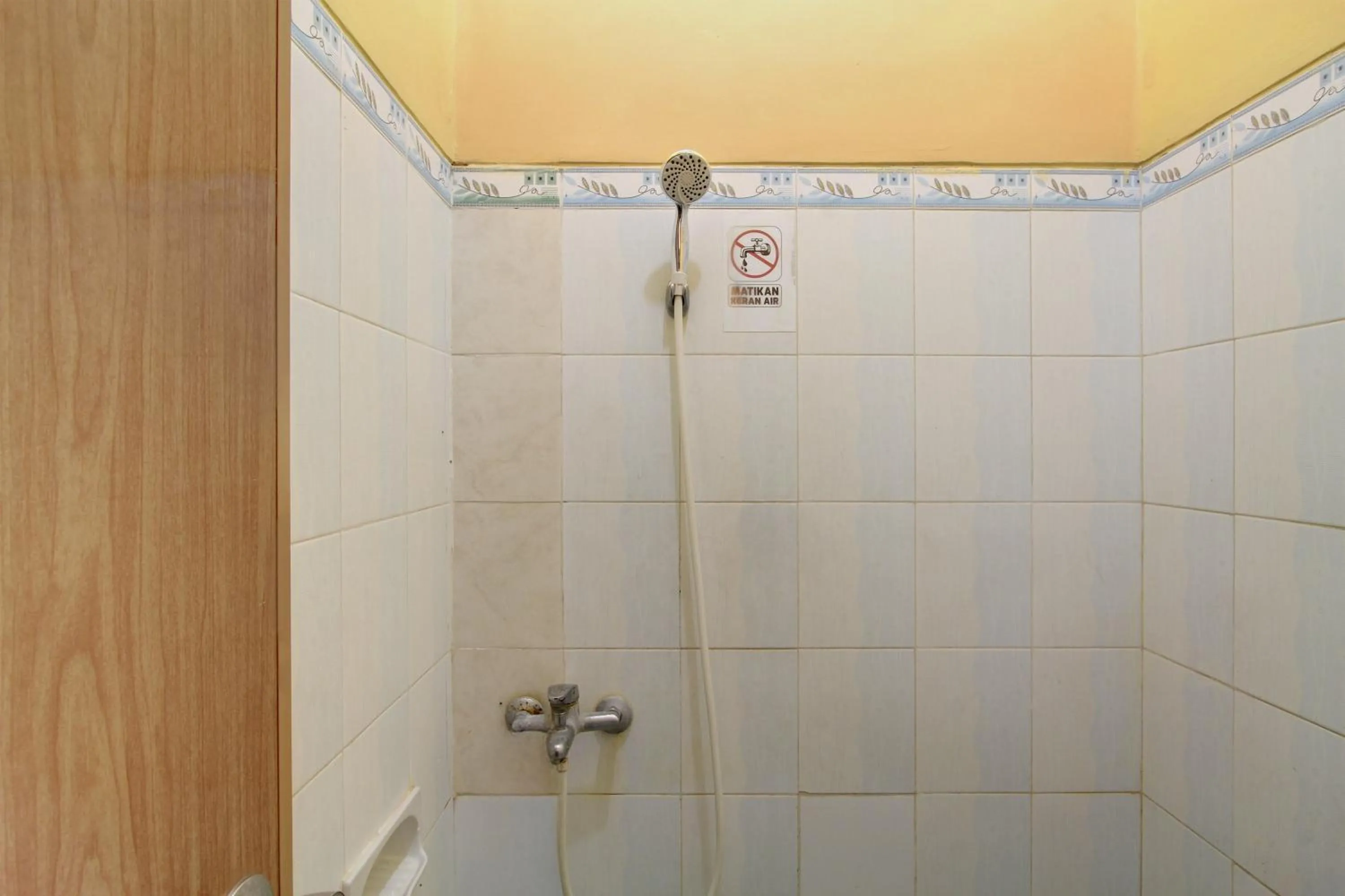 Bathroom in RedDoorz Syariah At Endrayanti Inn RSUD Yogyakarta