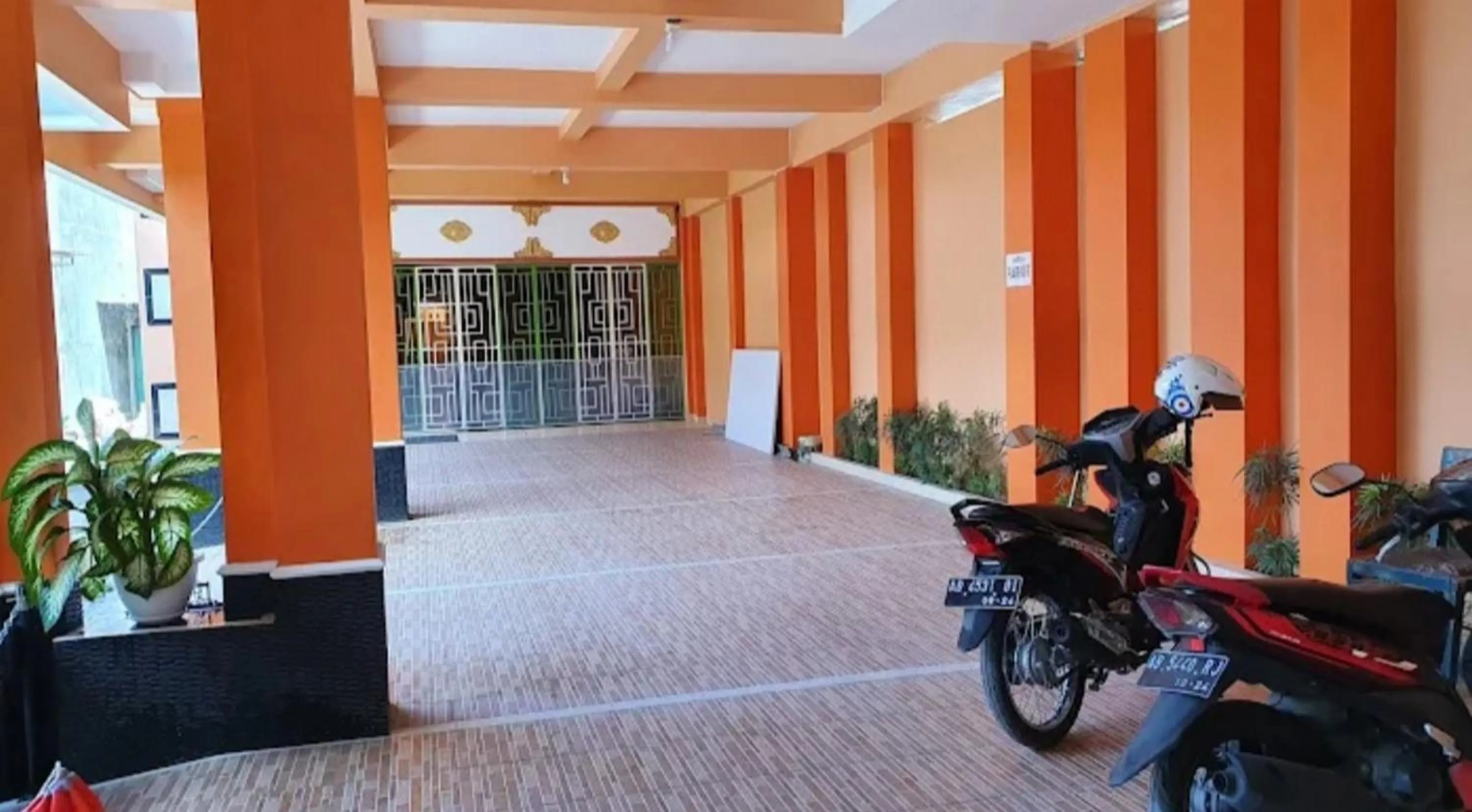 Parking in RedDoorz Syariah At Endrayanti Inn RSUD Yogyakarta