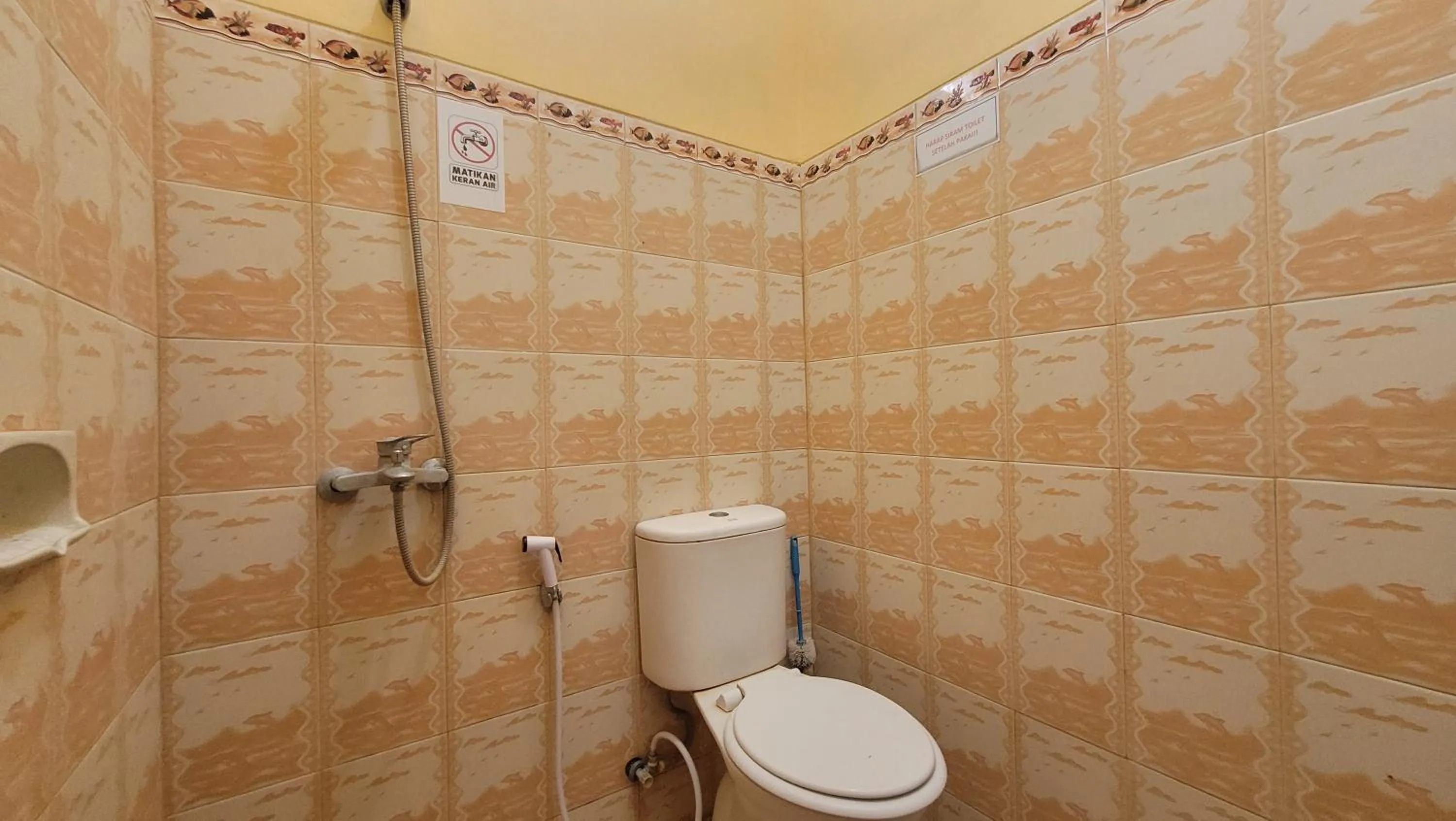 Shower in RedDoorz Syariah At Endrayanti Inn RSUD Yogyakarta