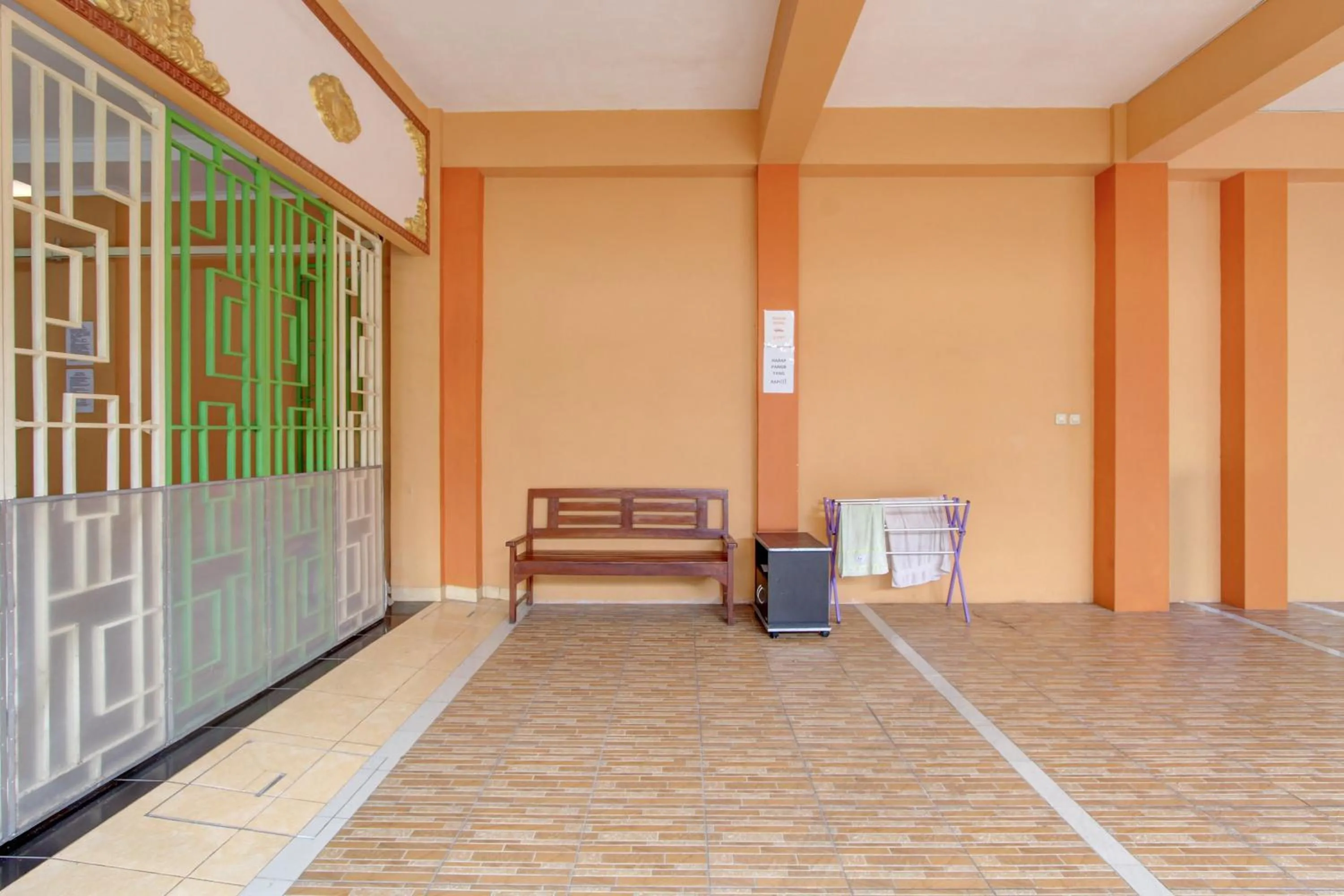 Seating area in RedDoorz Syariah At Endrayanti Inn RSUD Yogyakarta