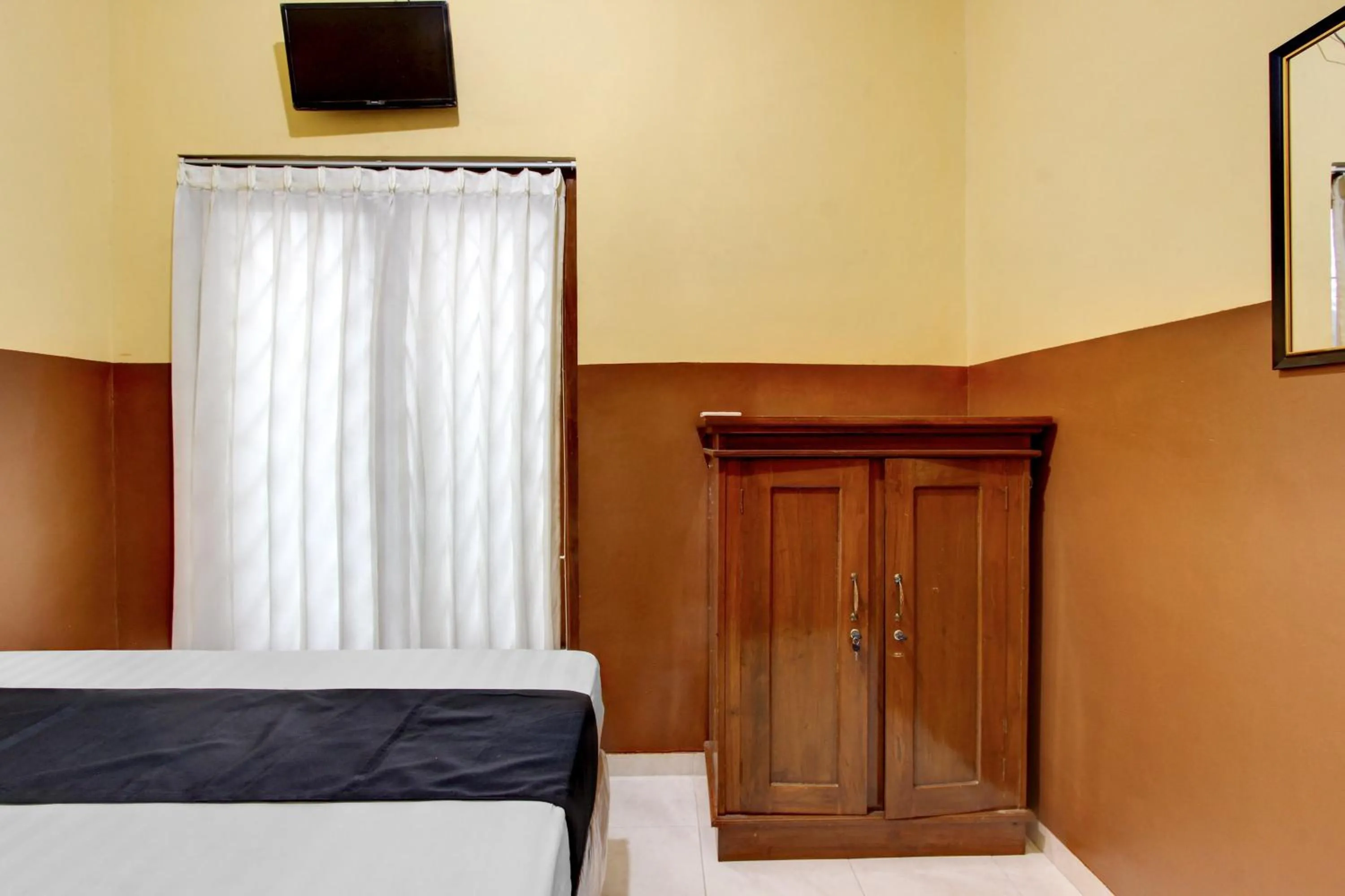 Bedroom, Bed in RedDoorz Syariah At Endrayanti Inn RSUD Yogyakarta