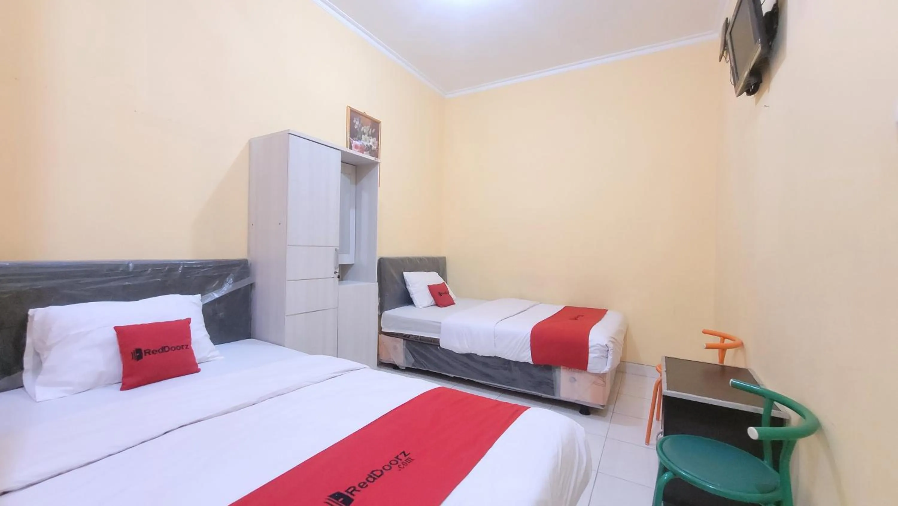 Bed in RedDoorz Syariah At Endrayanti Inn RSUD Yogyakarta