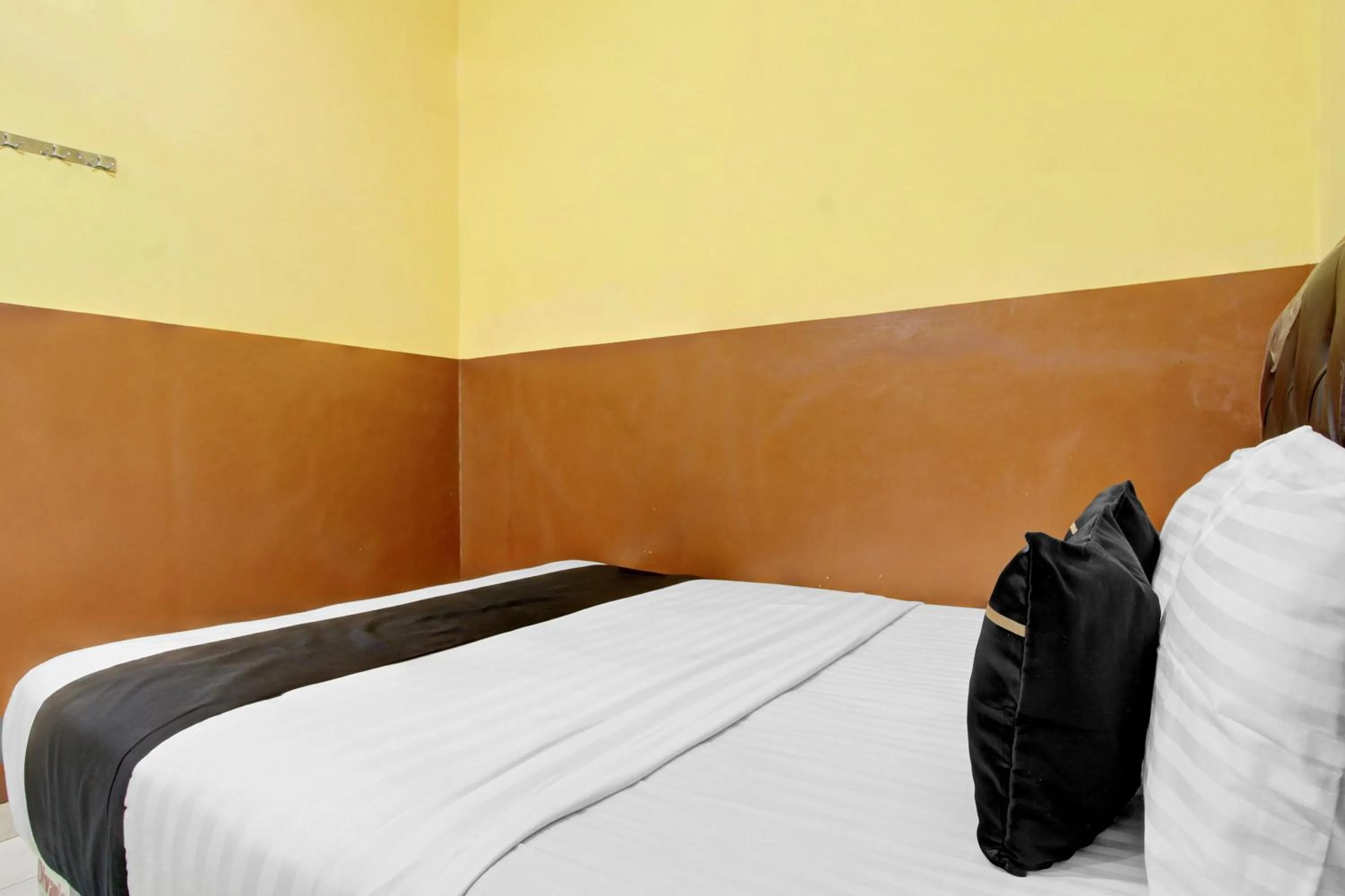 Bedroom, Bed in RedDoorz Syariah At Endrayanti Inn RSUD Yogyakarta