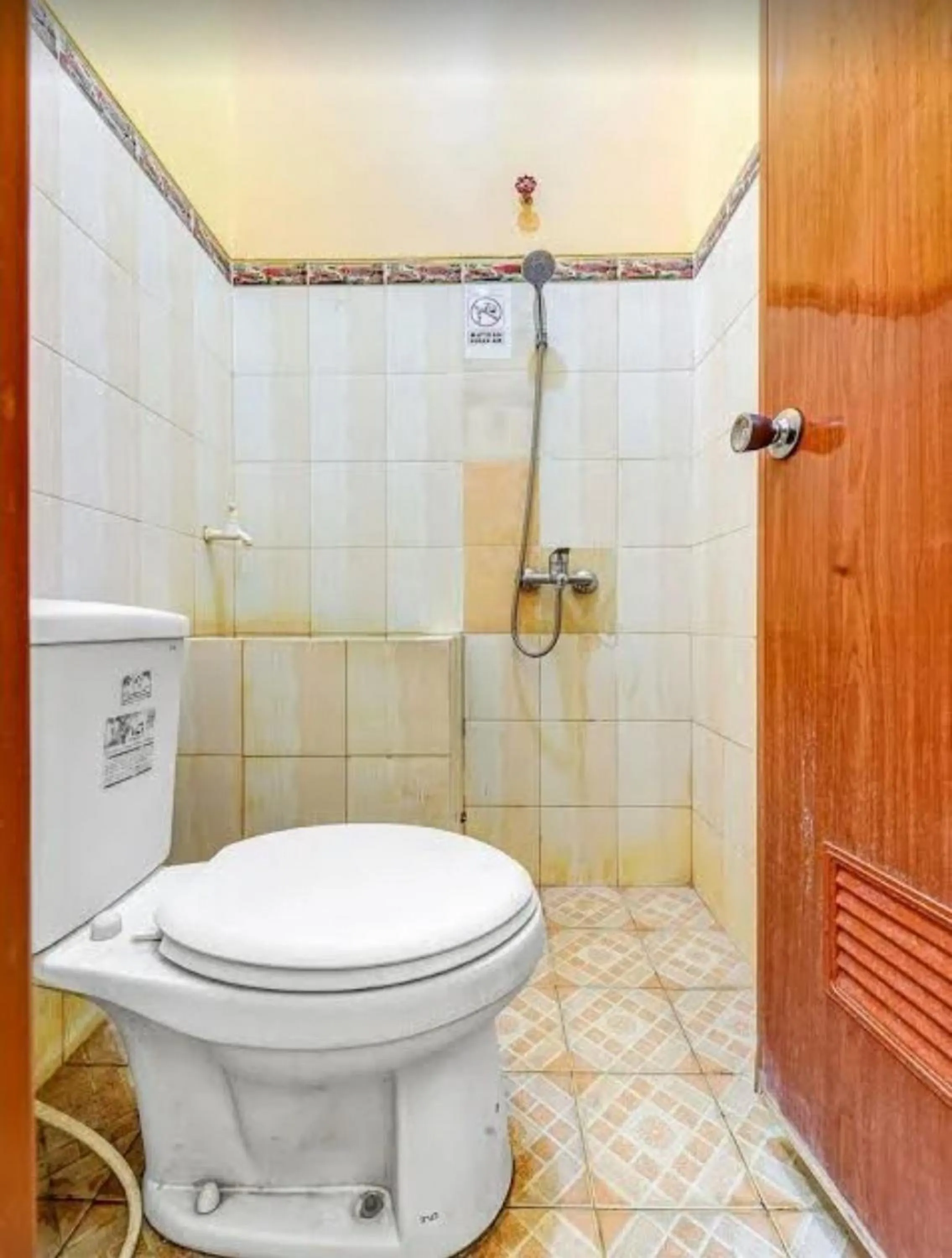 Shower in RedDoorz Syariah At Endrayanti Inn RSUD Yogyakarta