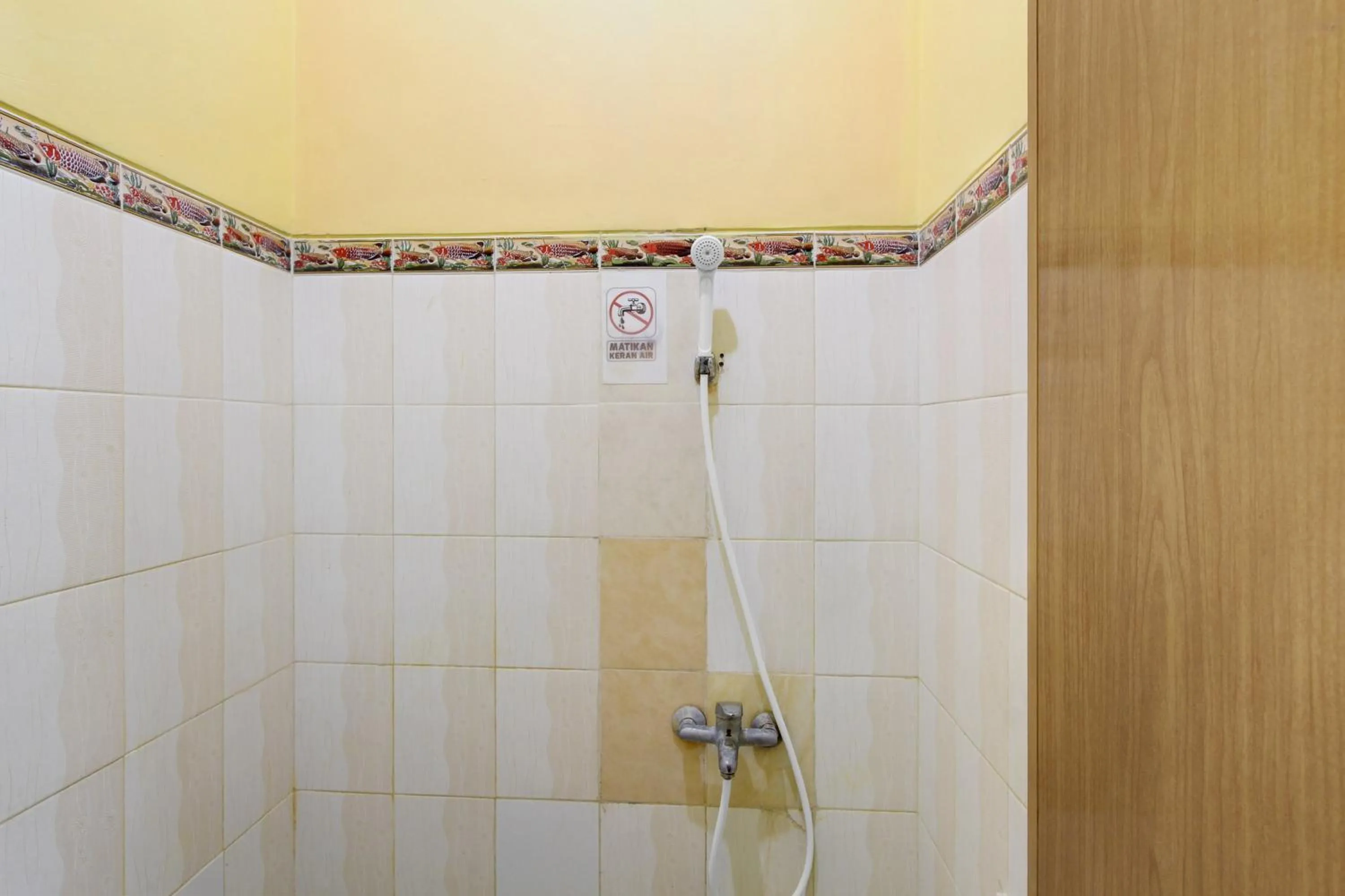Bathroom in RedDoorz Syariah At Endrayanti Inn RSUD Yogyakarta