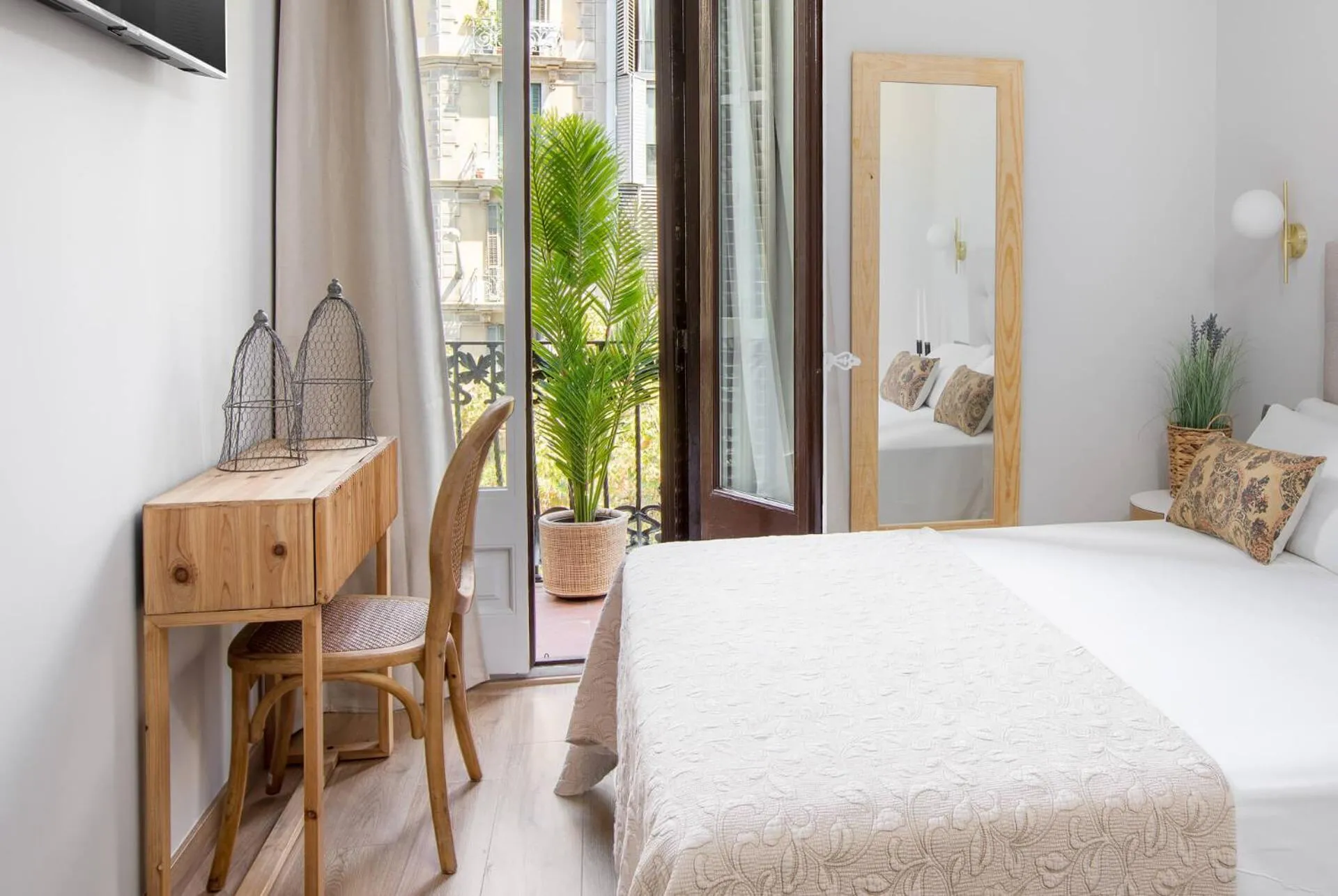 Photo of the whole room, Bed in La Maison de Barcelone
