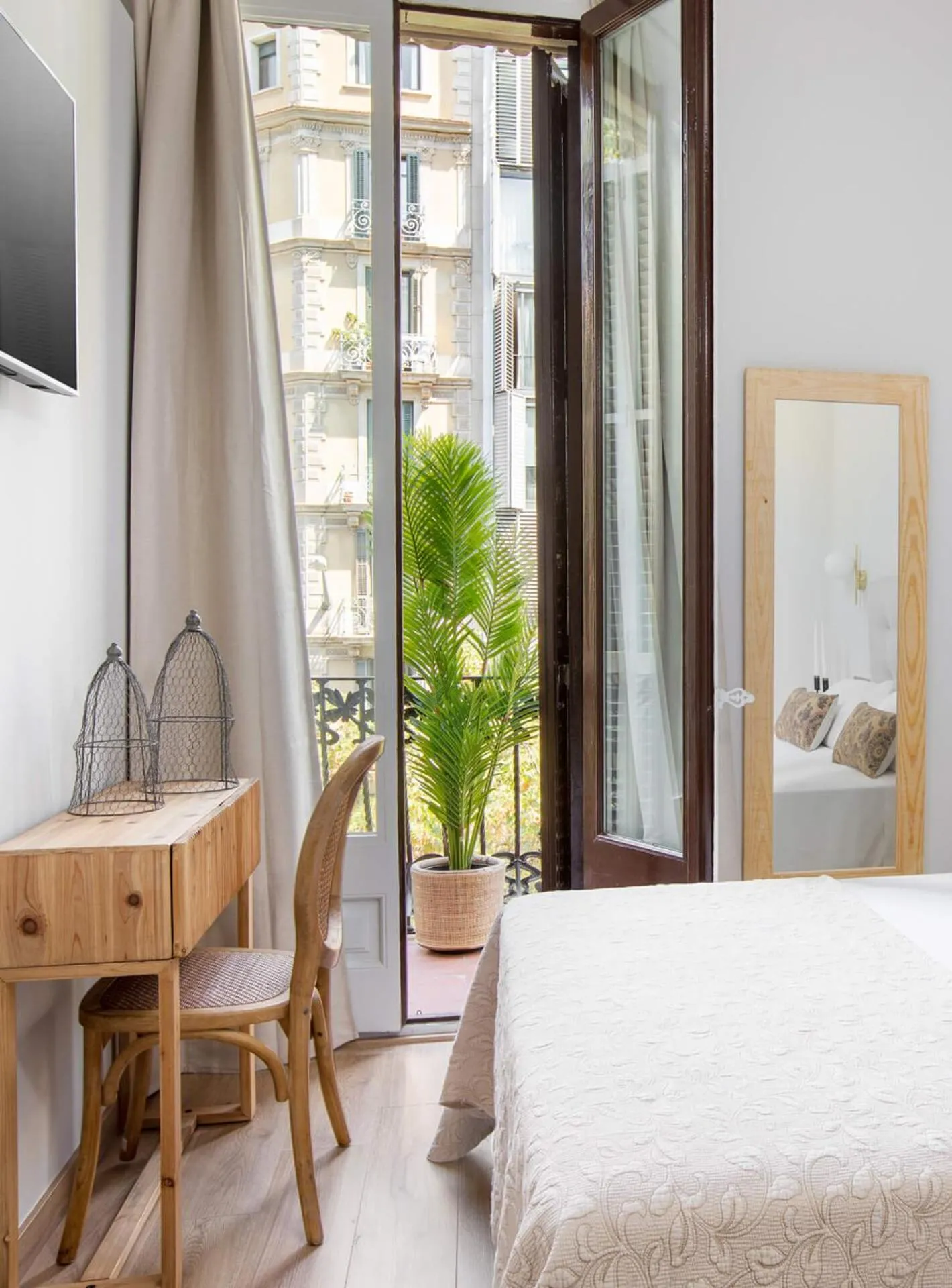 Nearby landmark, Bed in La Maison de Barcelone