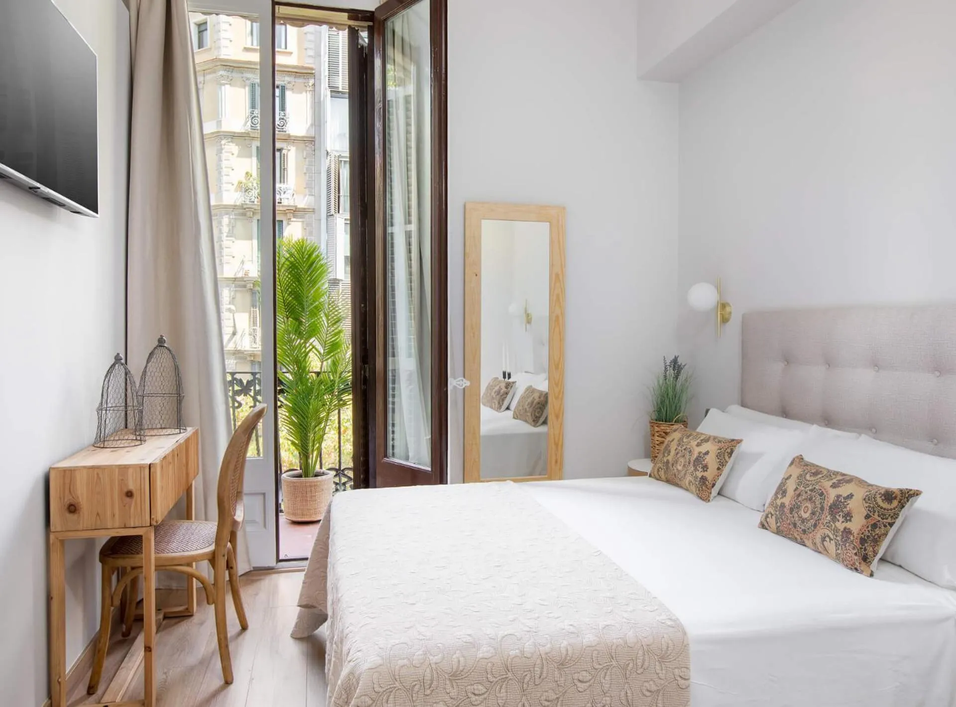 Photo of the whole room, Bed in La Maison de Barcelone