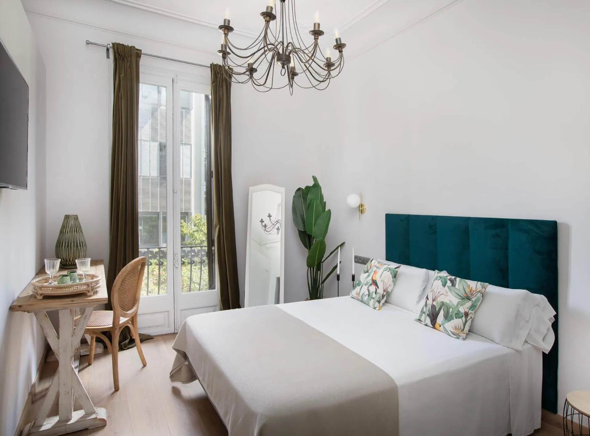 Photo of the whole room, Bed in La Maison de Barcelone