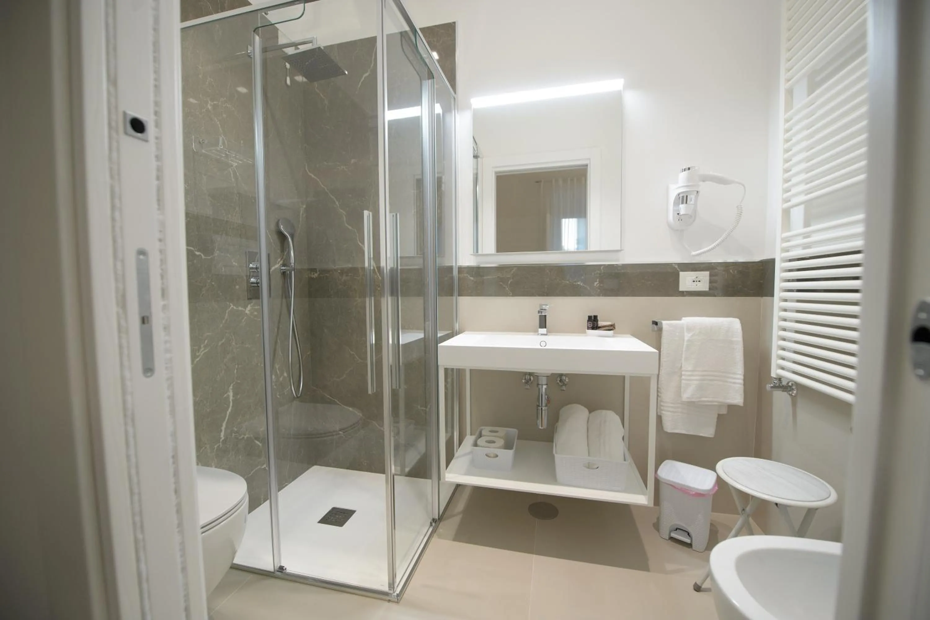 Shower in B&B "Corte Mopps" Grottaglie città della ceramica - SPA Elysium