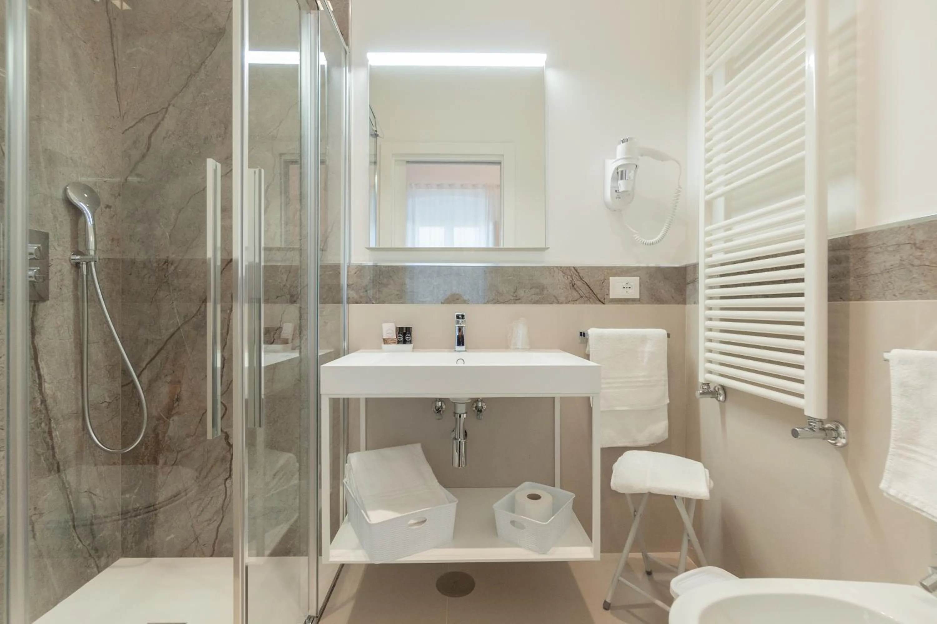 Shower in B&B "Corte Mopps" Grottaglie città della ceramica - SPA Elysium
