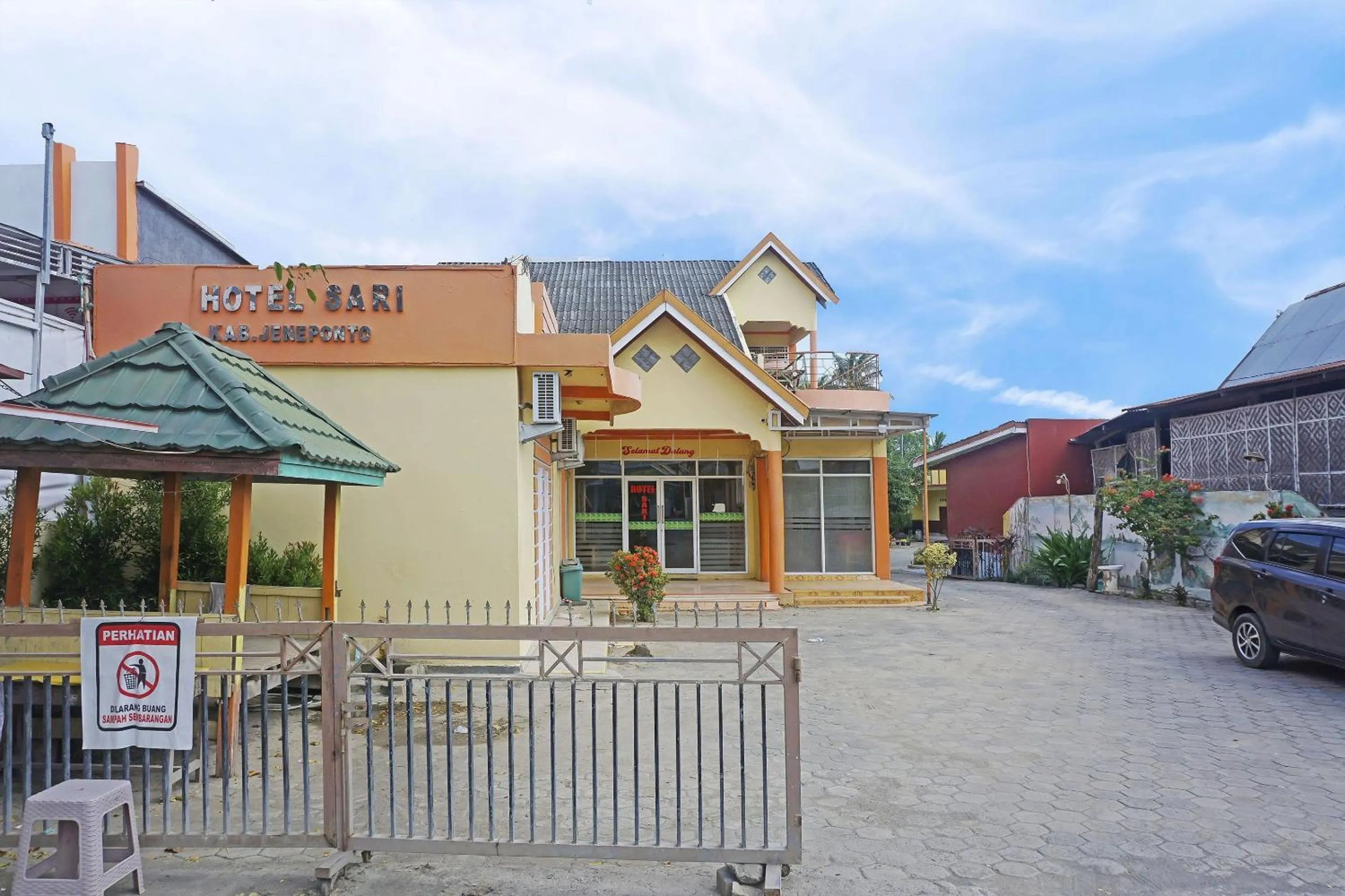 Facade/entrance in Hotel O Sari Jeneponto