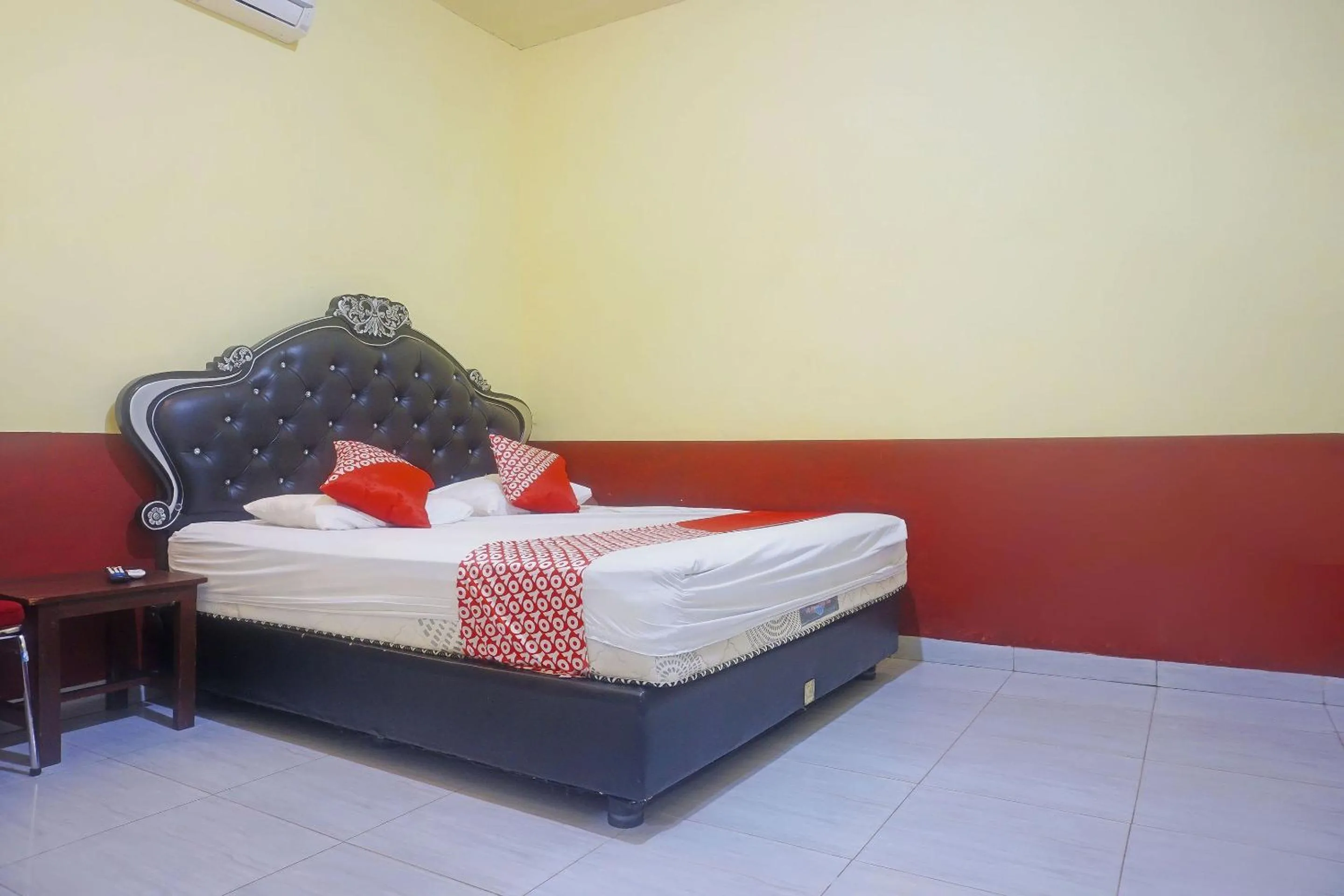 Bedroom, Bed in Hotel O Sari Jeneponto