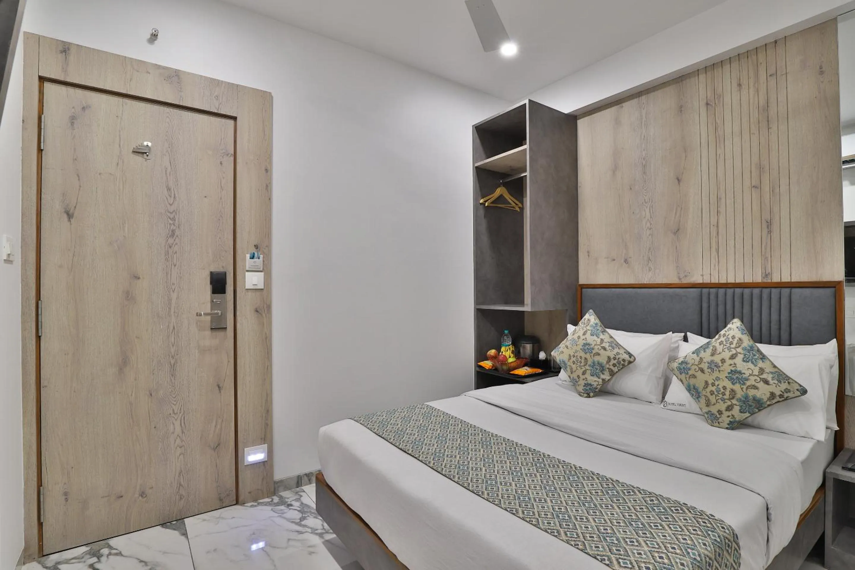 Bedroom, Bed in 7 Orbit Hotel, Surat