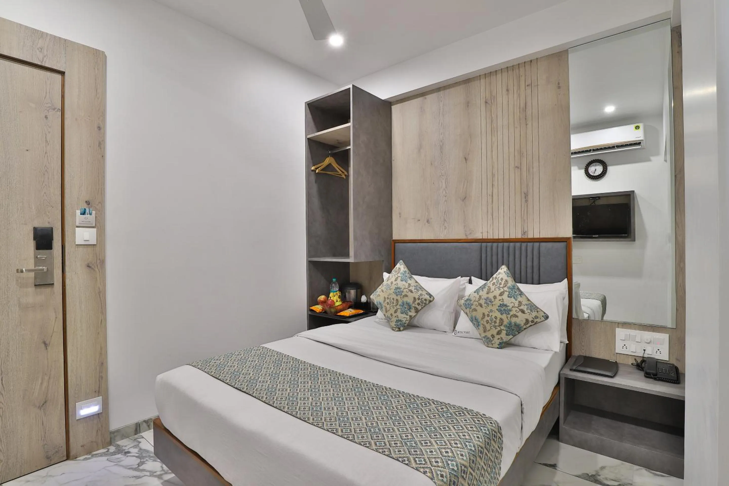 Photo of the whole room, Bed in 7 Orbit Hotel, Surat