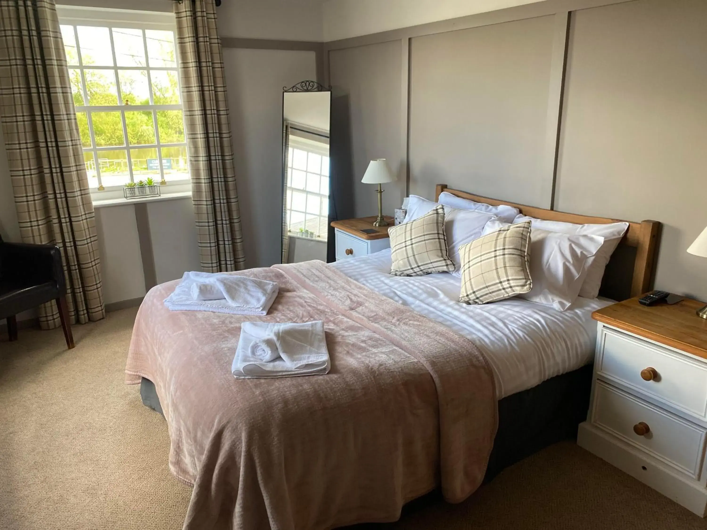 Small Double Room in The Ship Inn Small Double Room in The Ship Inn