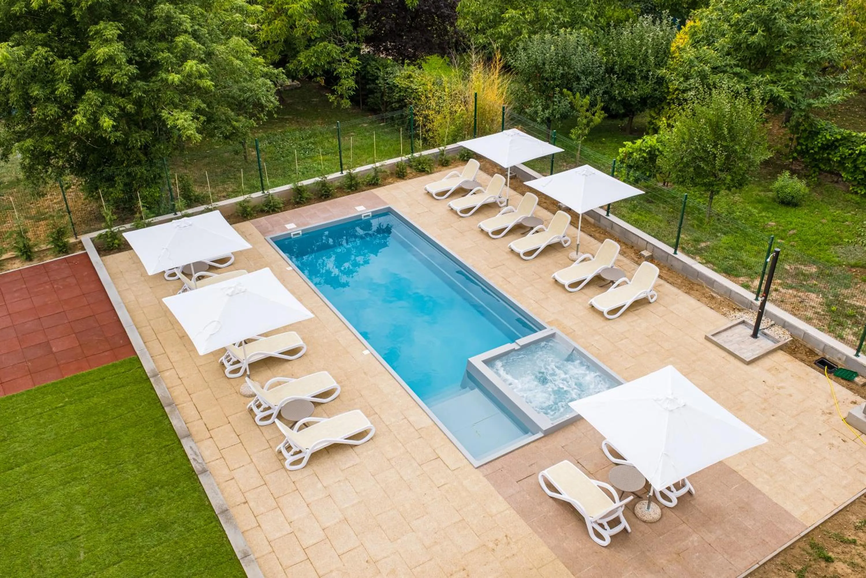 Swimming pool in Kistücsök Food & Room