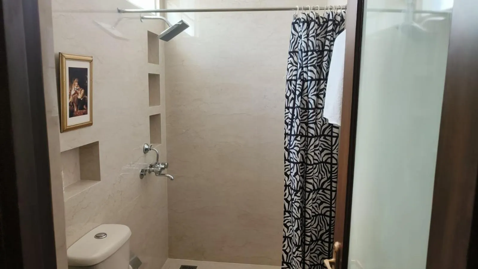 Shower in Vandana's Bed and breakfast