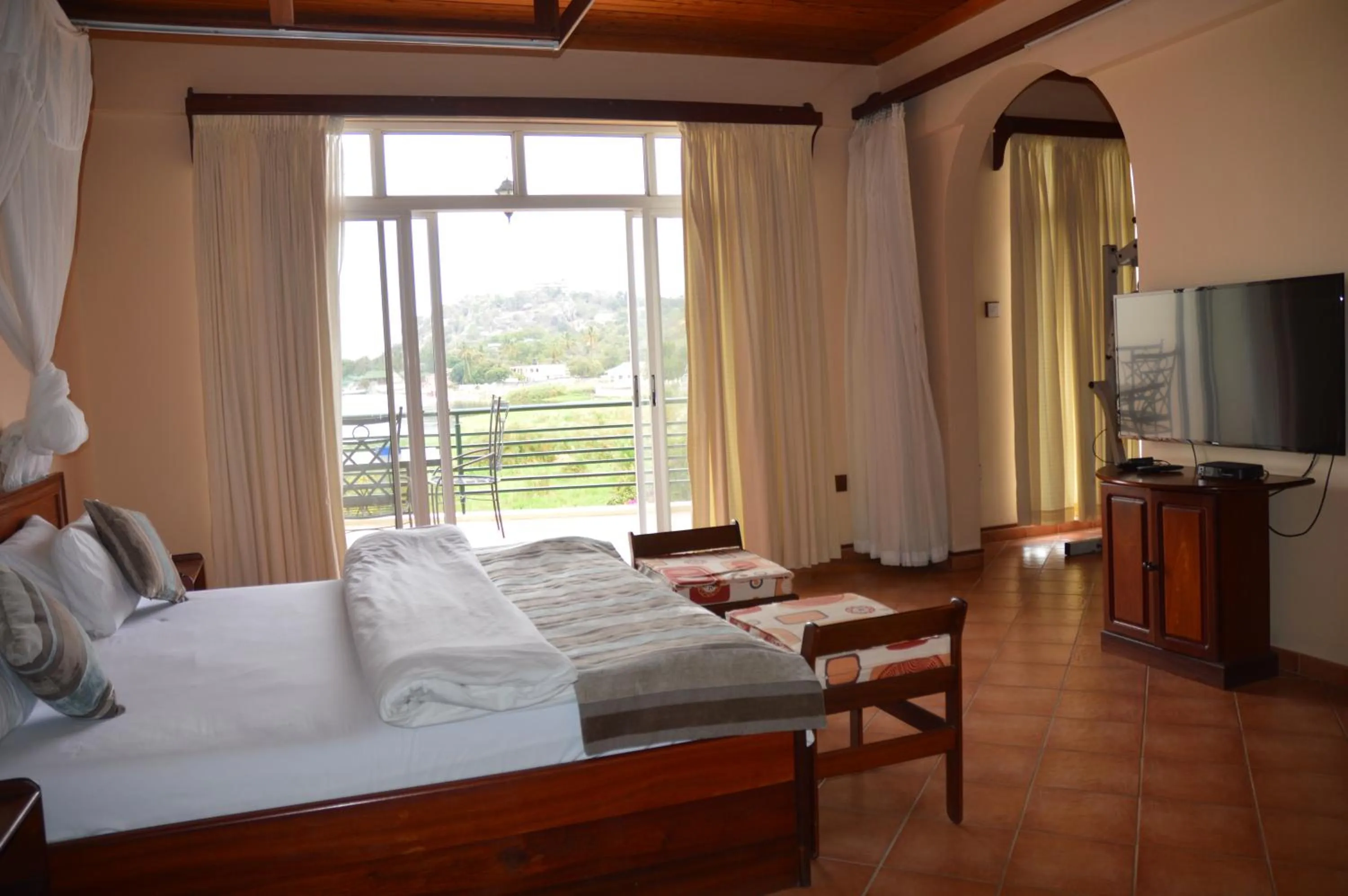 TV and multimedia, Bed in Ryan's Bay Hotel