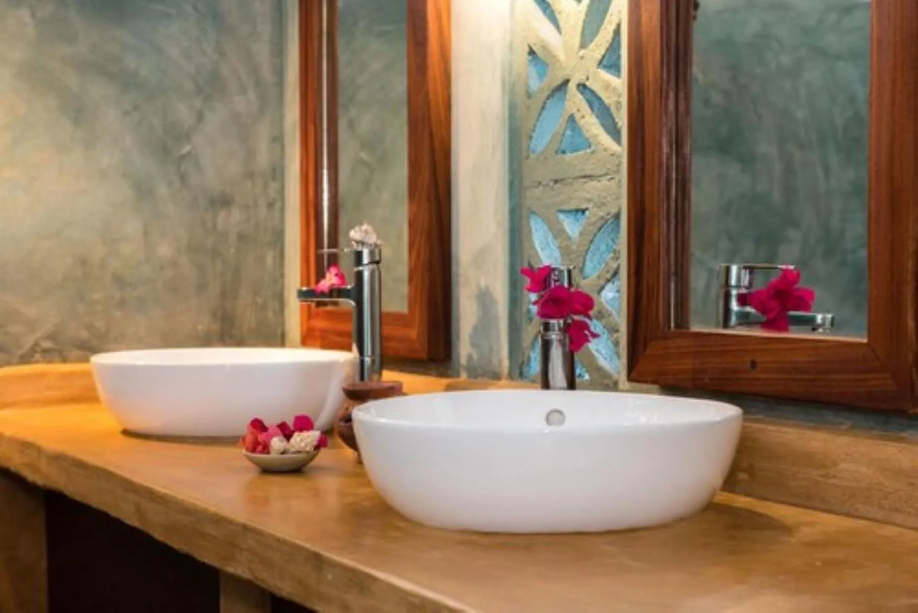 Bathroom in Sunshine Marine Lodge