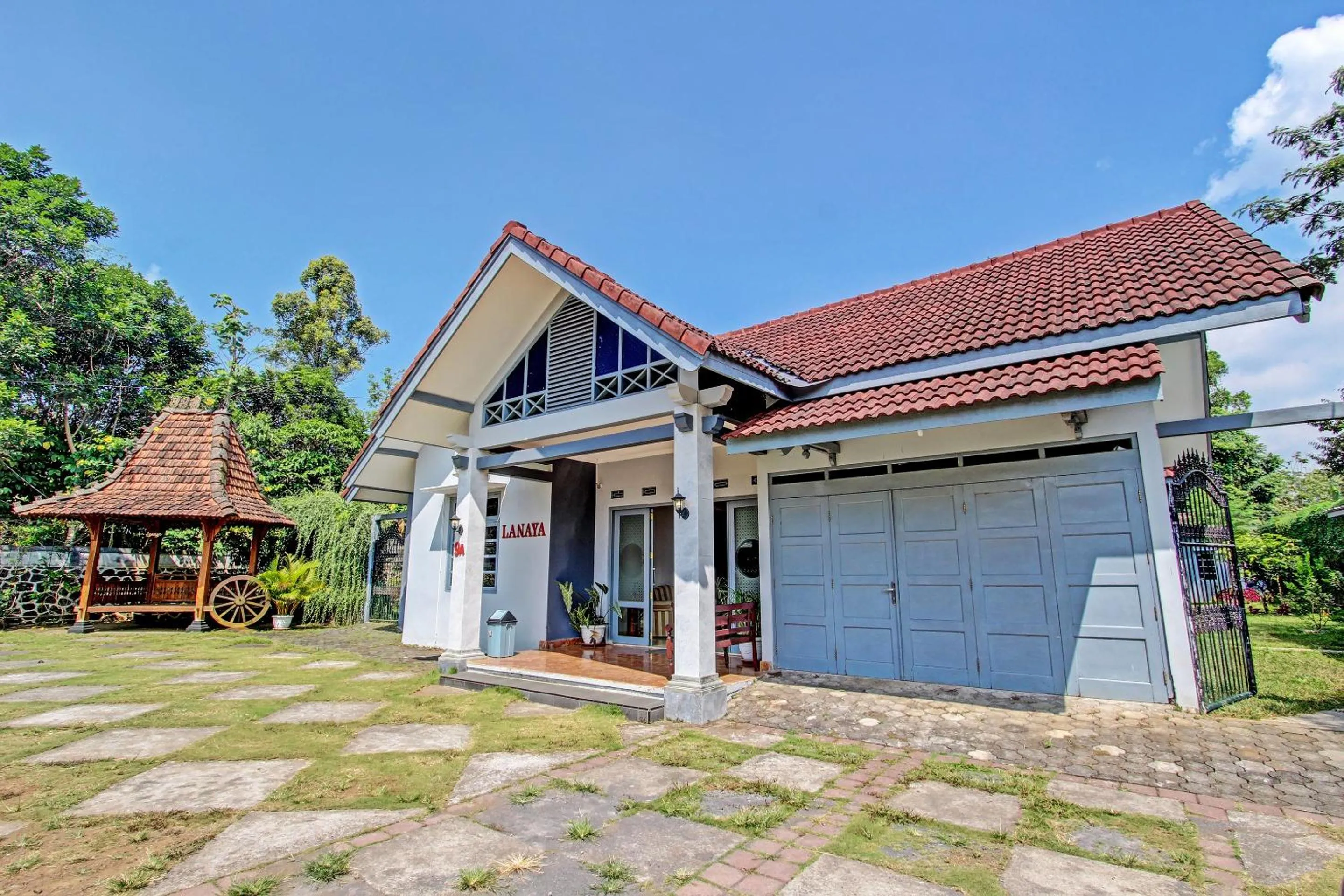 Facade/entrance in OYO Life 92686 Lanaya Guesthouse Syariah