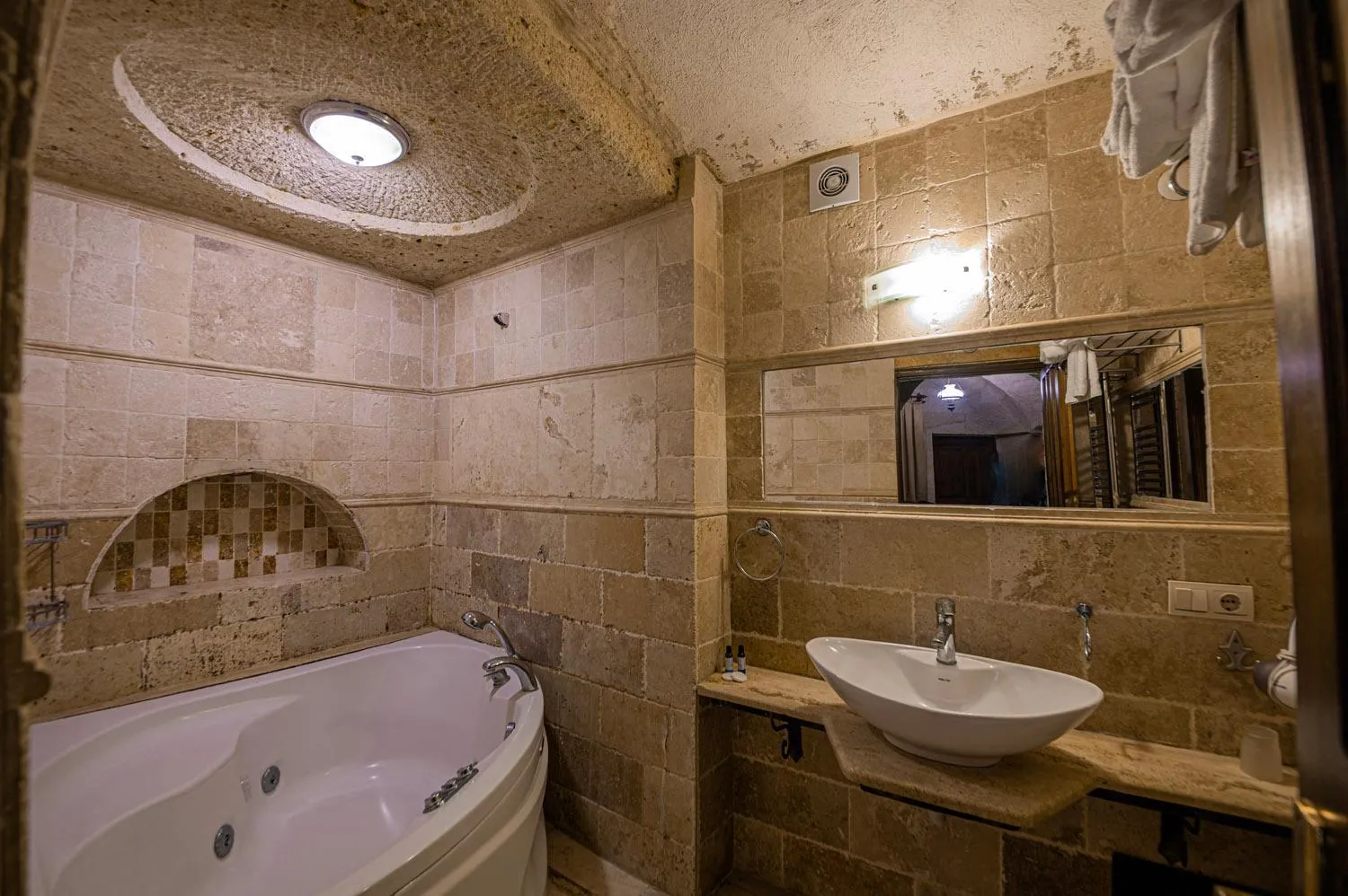 Shower in Konak Bezirhane Cave Otel