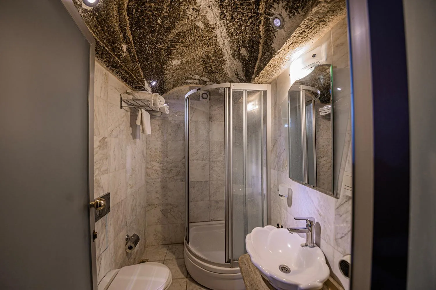 Shower in Konak Bezirhane Cave Otel