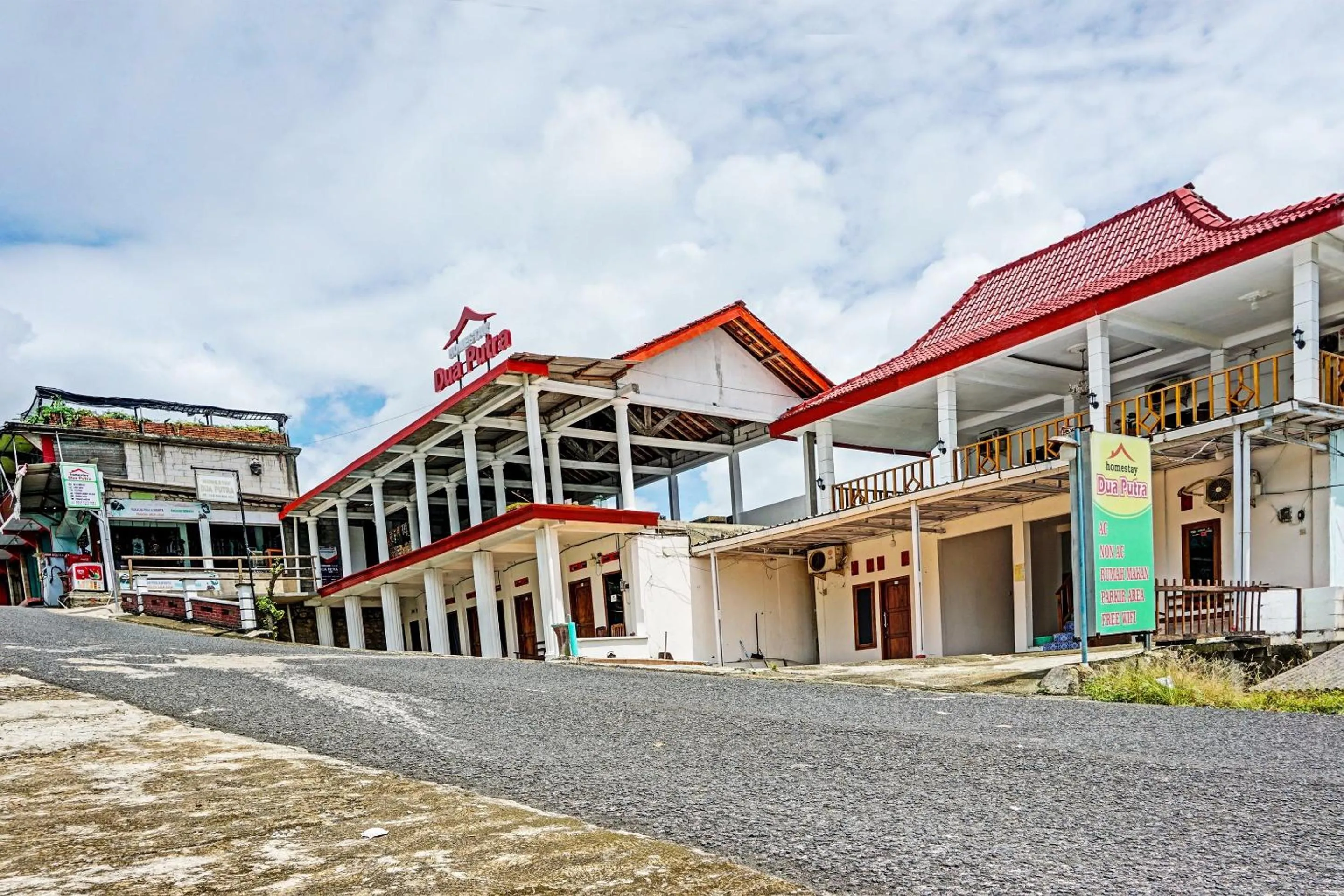 Facade/entrance in OYO Life 92021 Dua Putra Homestay Klayar