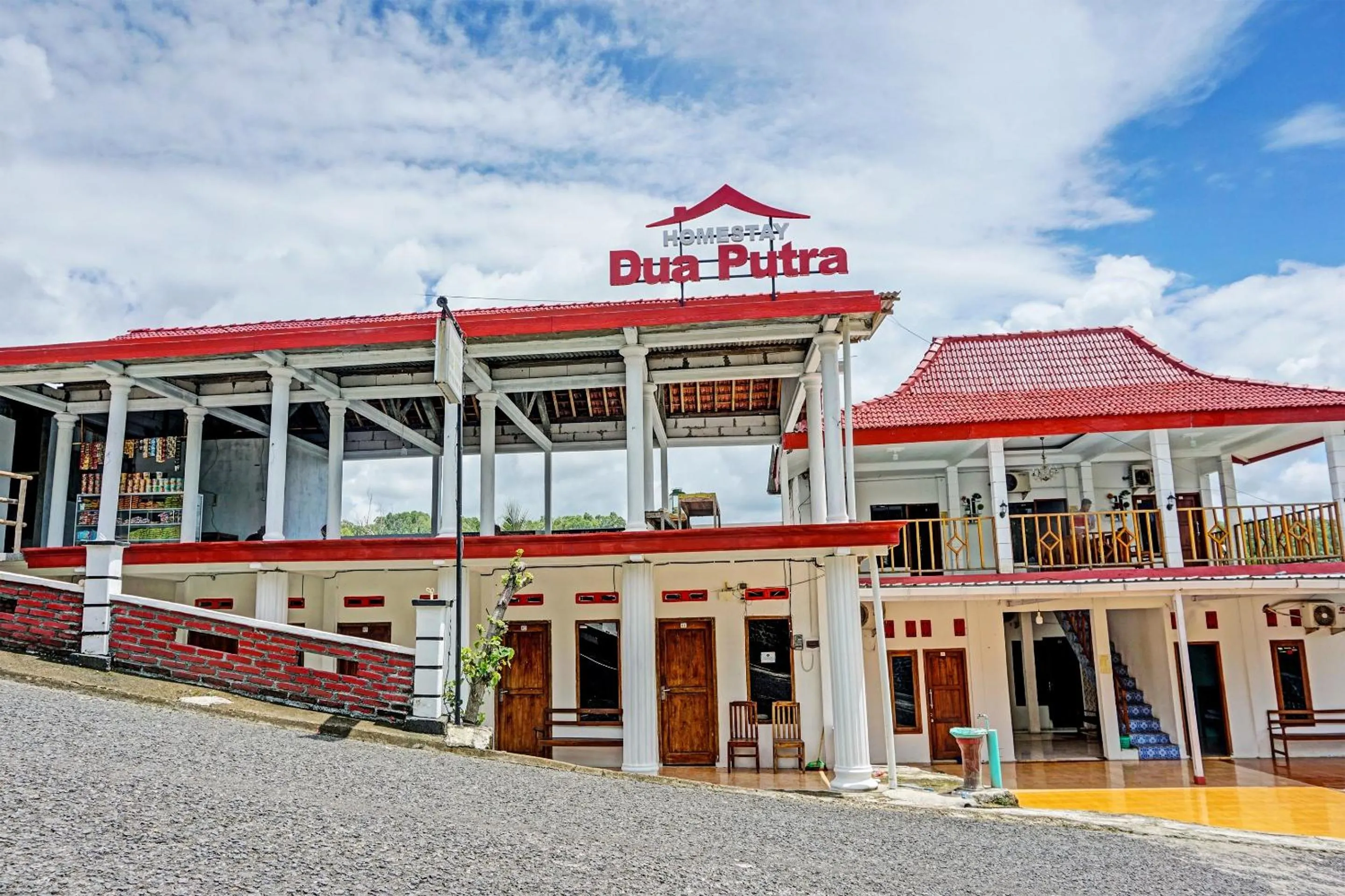 Facade/entrance in OYO Life 92021 Dua Putra Homestay Klayar